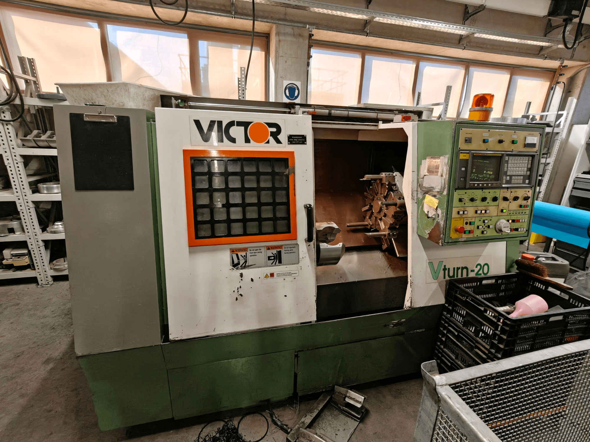 Горизонтальний токарний верстат Victor Vturn-20, вид збоку, демонструє панель управління, шпиндель і робочий простір для обробки.