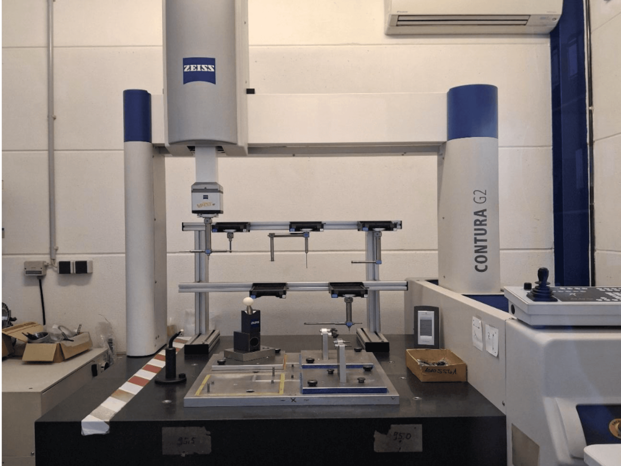 КВМ ZEISS Contura G2 в лабораторних умовах, демонструє вимірювальний пристрій і панель керування спереду.