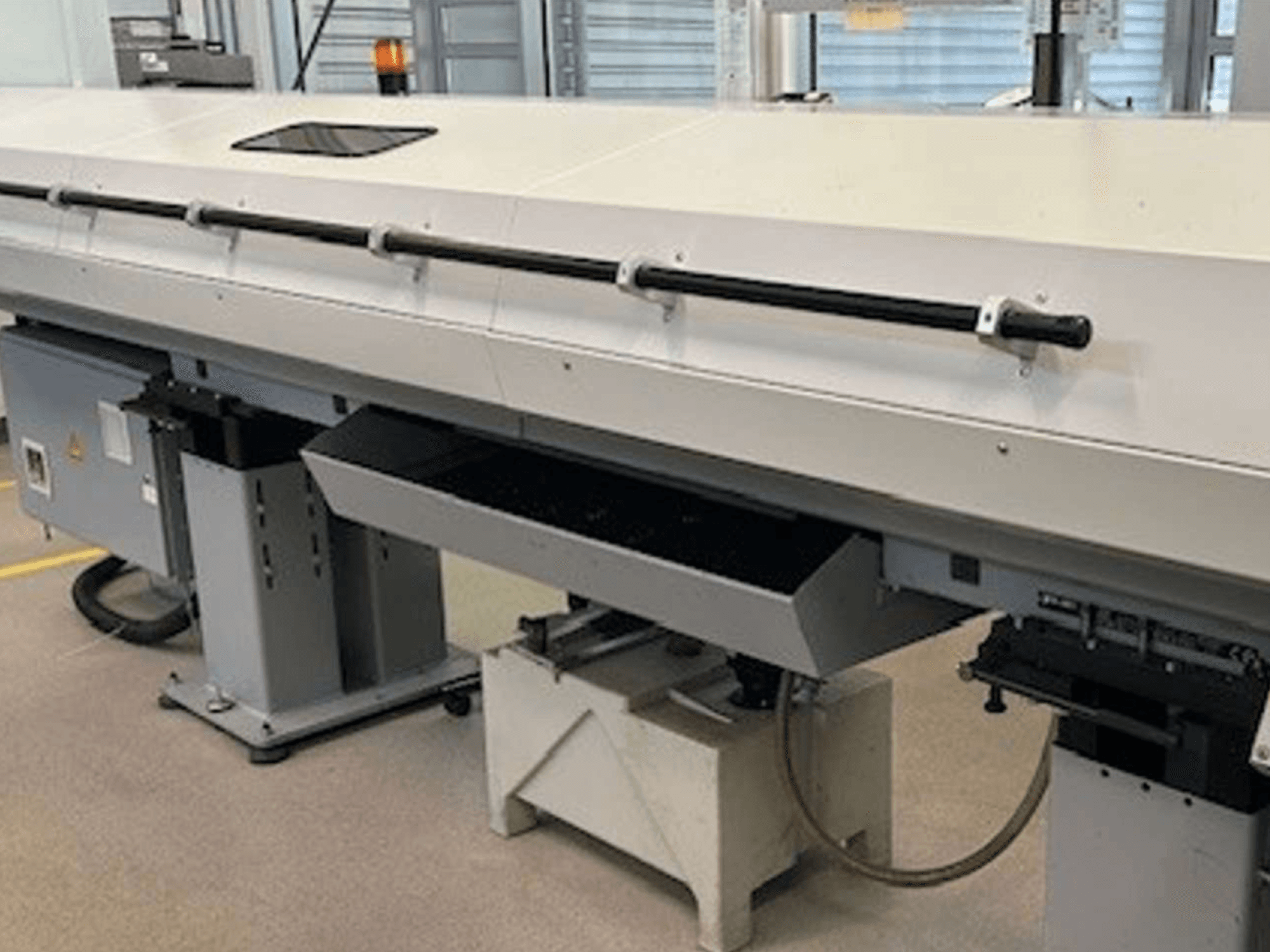 Вид спереду токарно-фрезерного центру Index G 200 RATIO LINE, що демонструє його елегантний дизайн і функціональну панель керування.