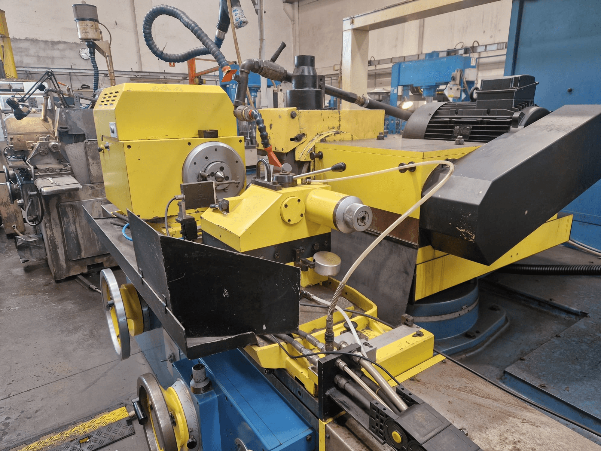 Жовта промислова машина з чорною частиною, з циферблатом і шлангами, якщо дивитися спереду під невеликим кутом.