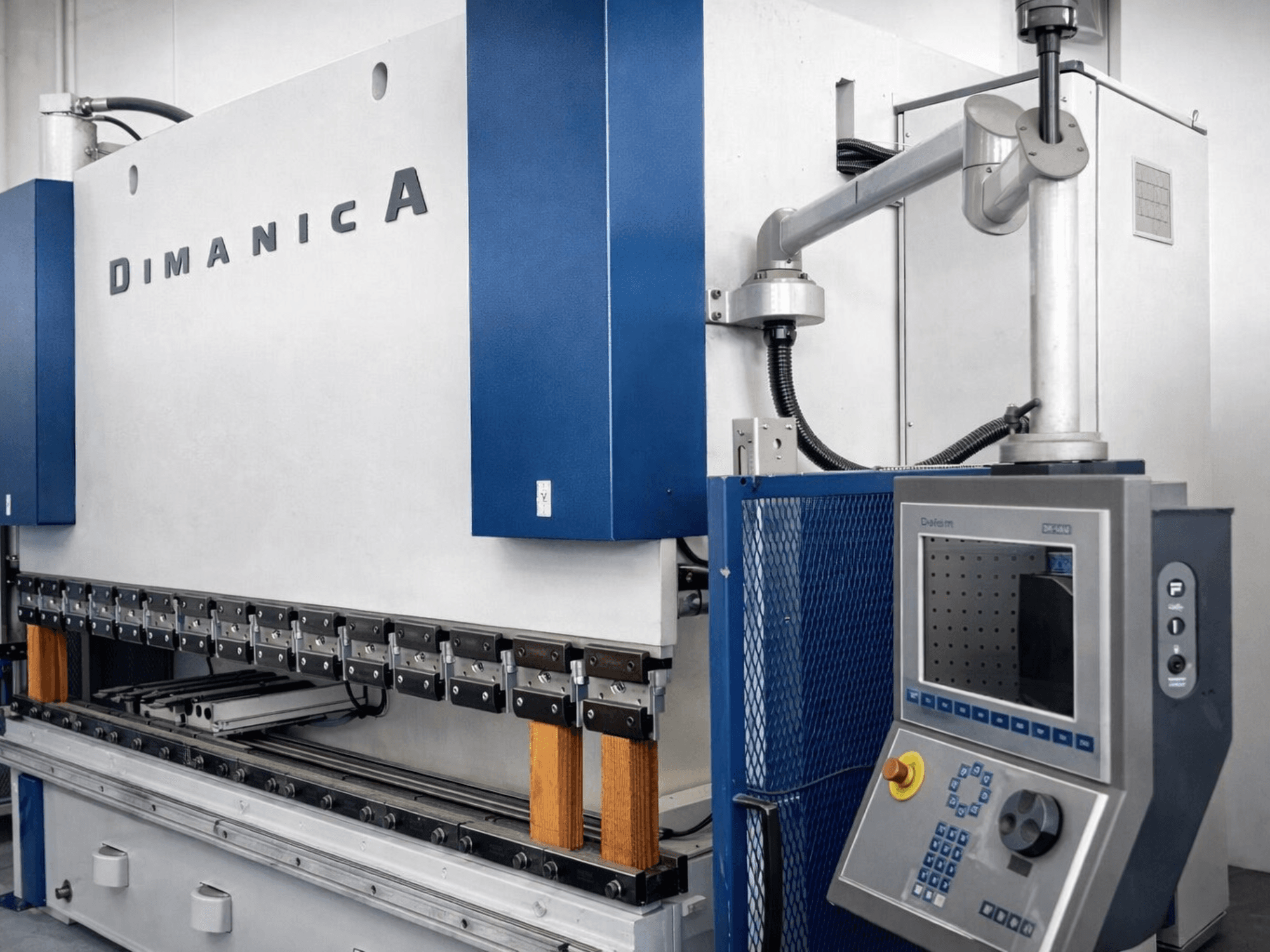 Листозгинальний прес DINAMICA 3000x100 від Warcom, вид збоку з панеллю керування та згинальними інструментами для виготовлення металоконструкцій.
