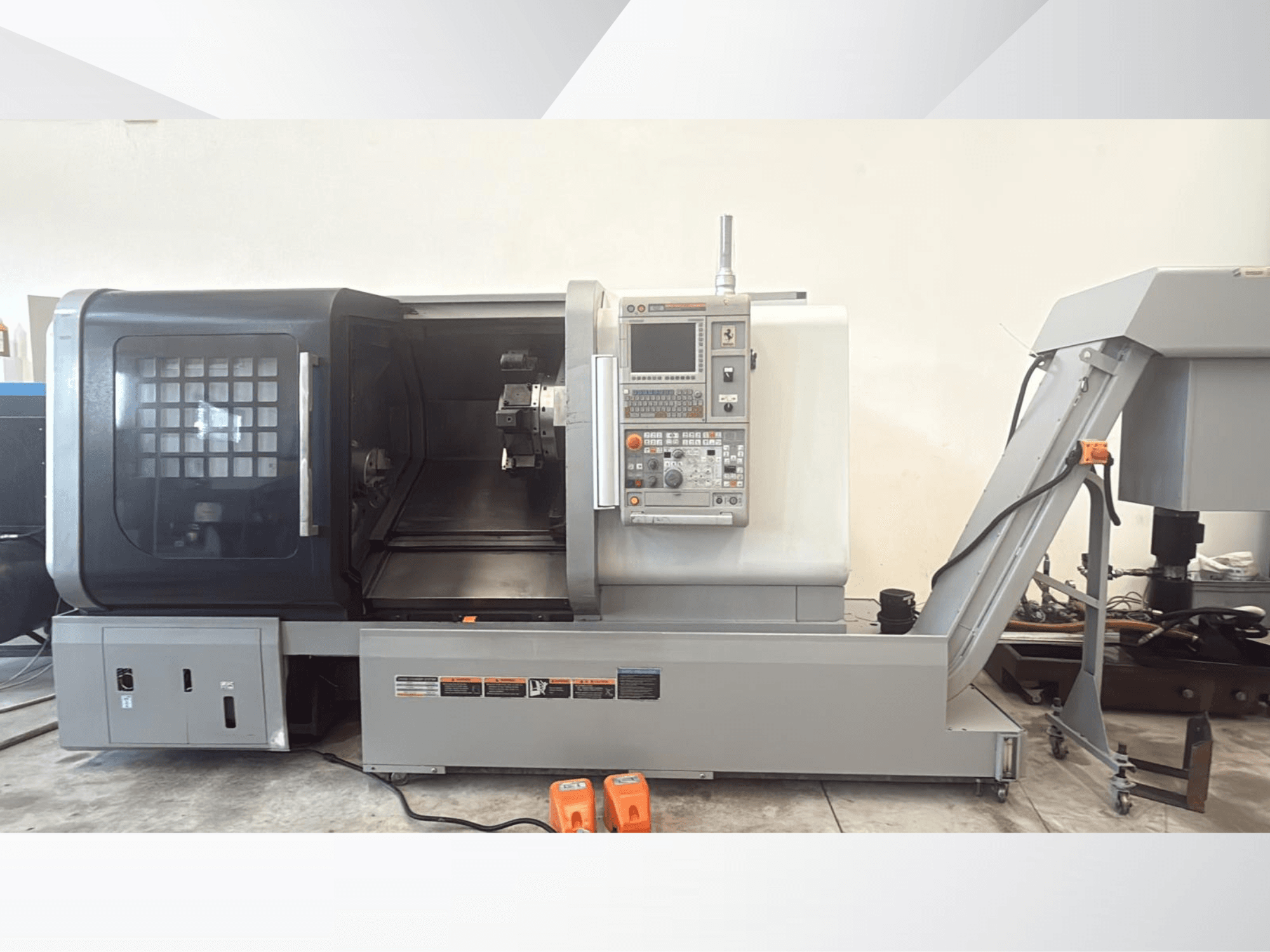 Горизонтальний токарний верстат MORI SEIKI NLX 2500M у фронтальному ракурсі, на якому видно панель управління та відкритий простір для обробки.