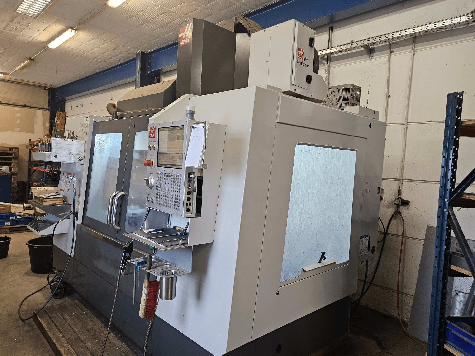 Вертикальний обробний центр HAAS VF-4SS у фронтальному ракурсі, з панеллю керування та великими оглядовими вікнами.