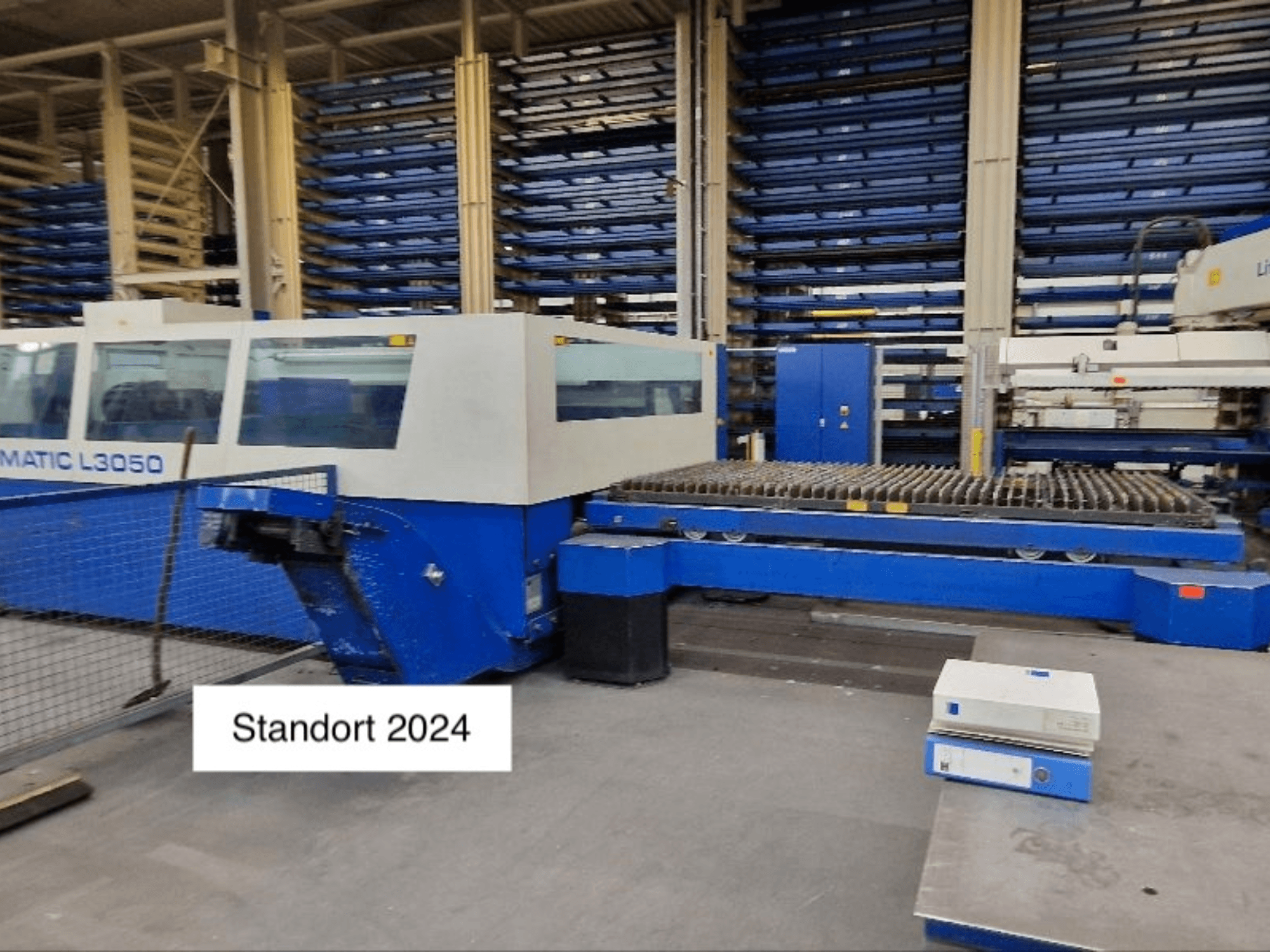 Лазерний різак TRUMPF Trumatic L3050 CO2 спереду, з великим робочим столом і панеллю керування.