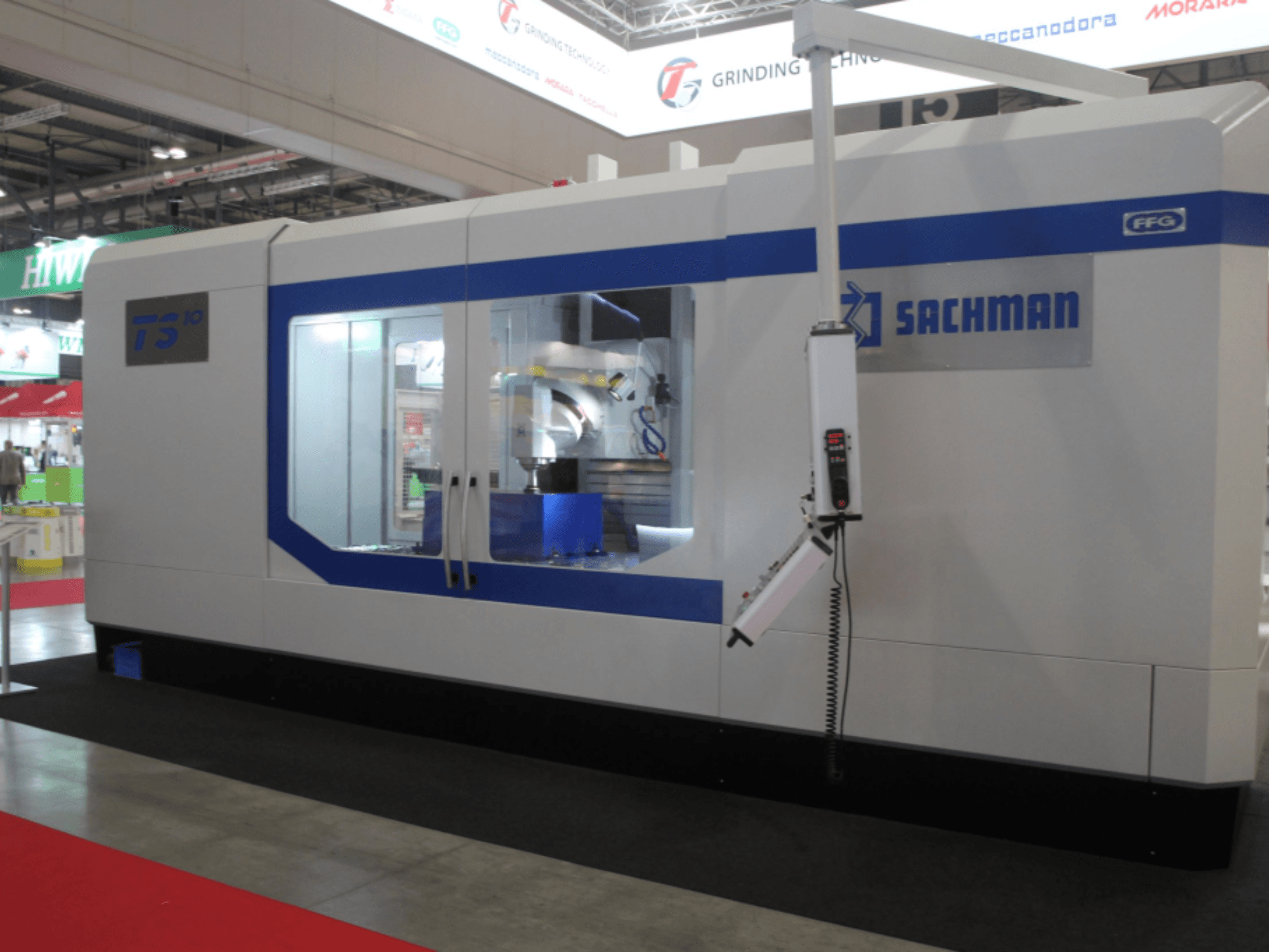 Фрезерний верстат настільного типу SACHMAN TS10, вид спереду, демонстрація елементів керування, робочого простору та елегантного дизайну на виставковому стенді.