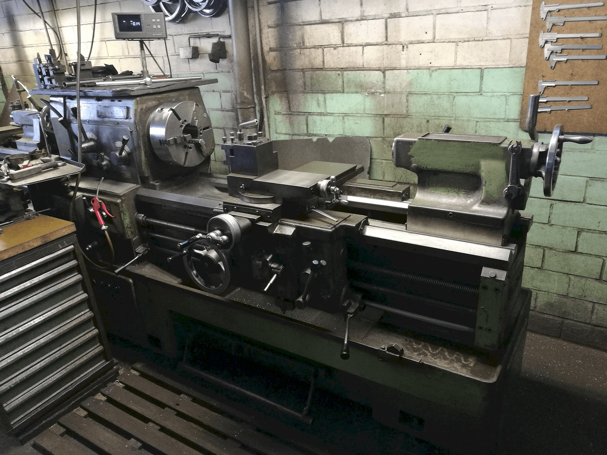 Right view of MORI SEIKI MR 1000 Machine