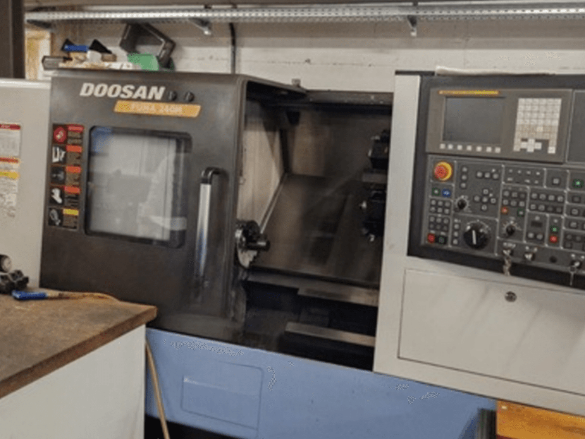 Вид спереду горизонтального токарного верстата DOOSAN Puma 240MB з панеллю керування та робочими функціями.
