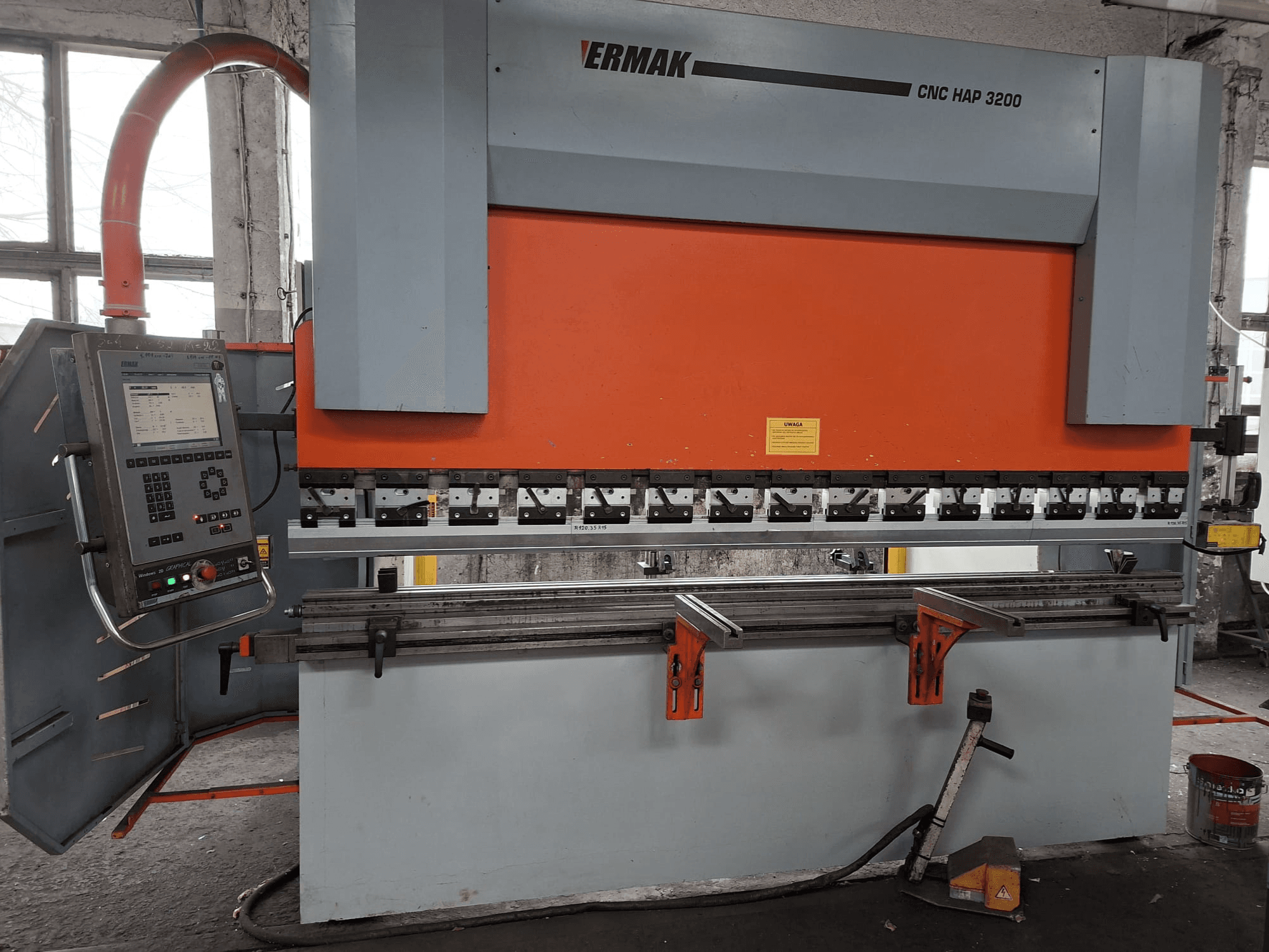Прес Ermak CNC HAP 3200, вид спереду, має оранжево-сірий корпус, панель управління з цифровим дисплеєм і регульовані затискачі.