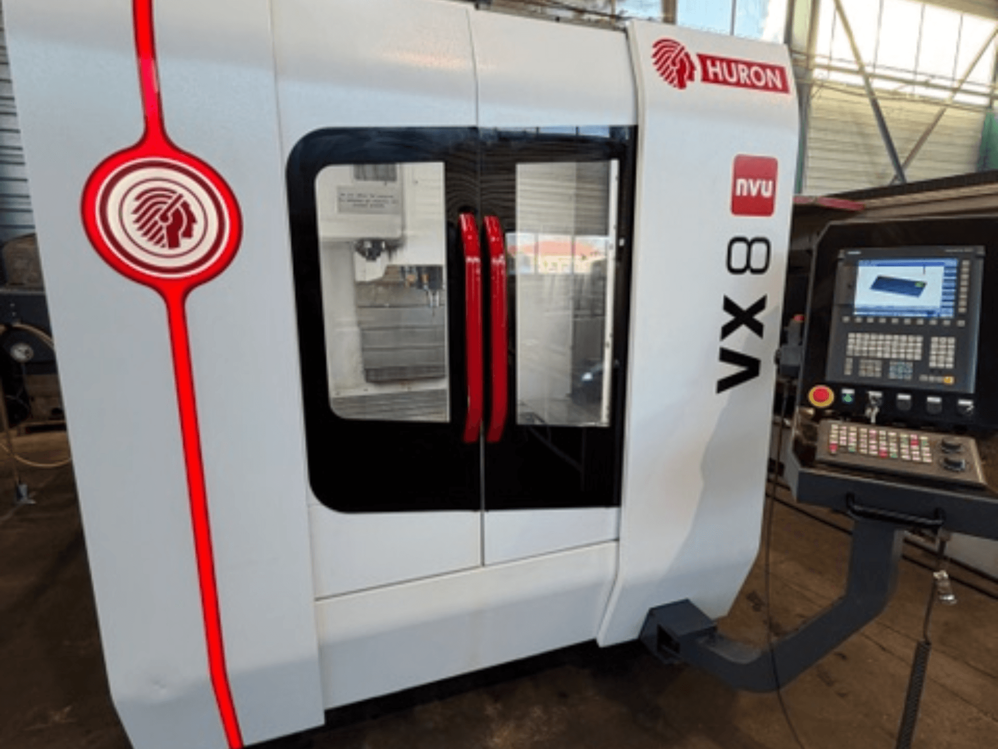 Фрезерний верстат Huron VX 8 NVU в біло-червоному кольорі, вид спереду, з панеллю керування з кнопками і дисплеєм.