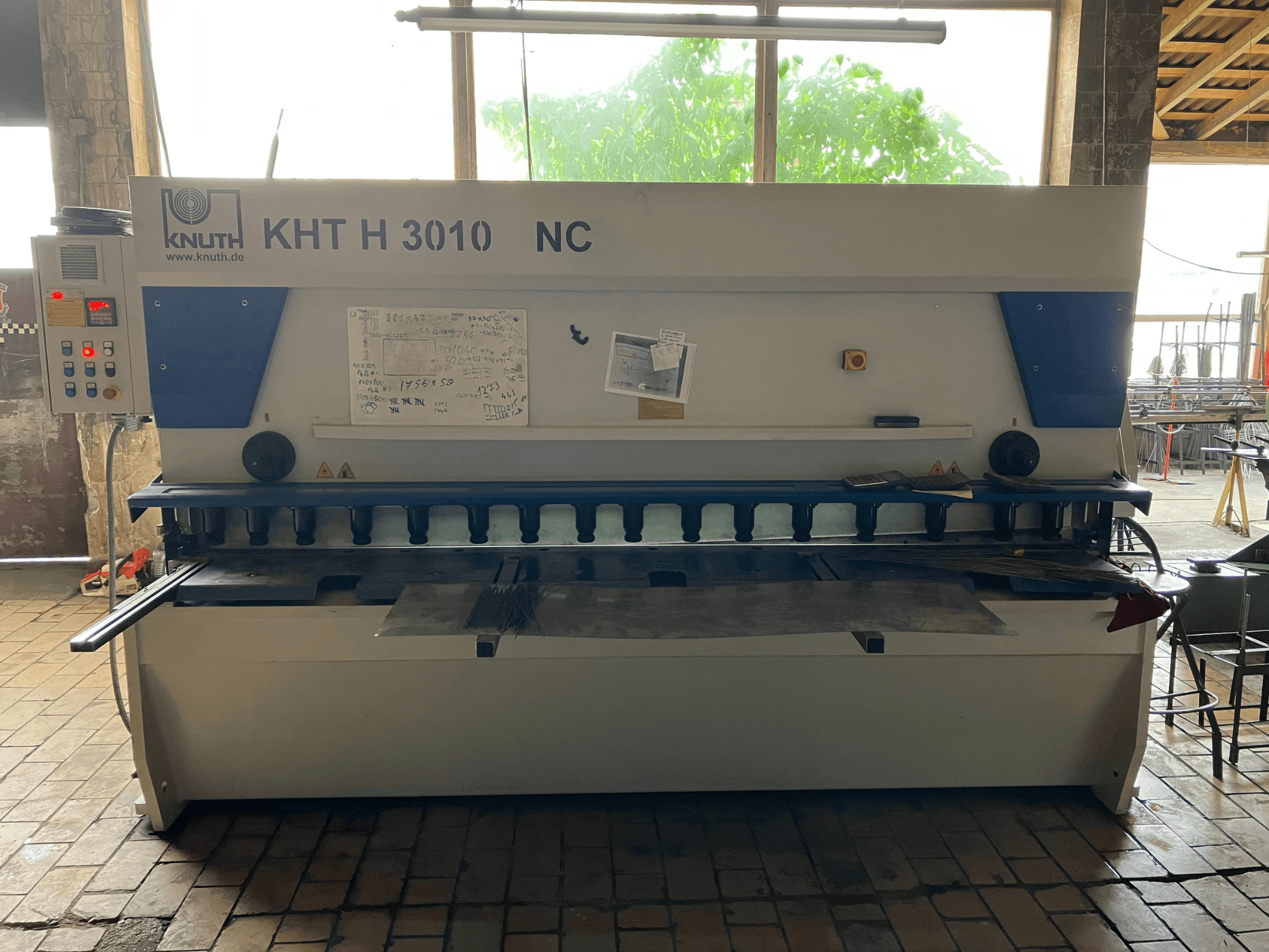Гідравлічний ножичний верстат KNUTH KHT H 3010 NC у фронтальному ракурсі, на якому видно панель управління та зону різання металу.