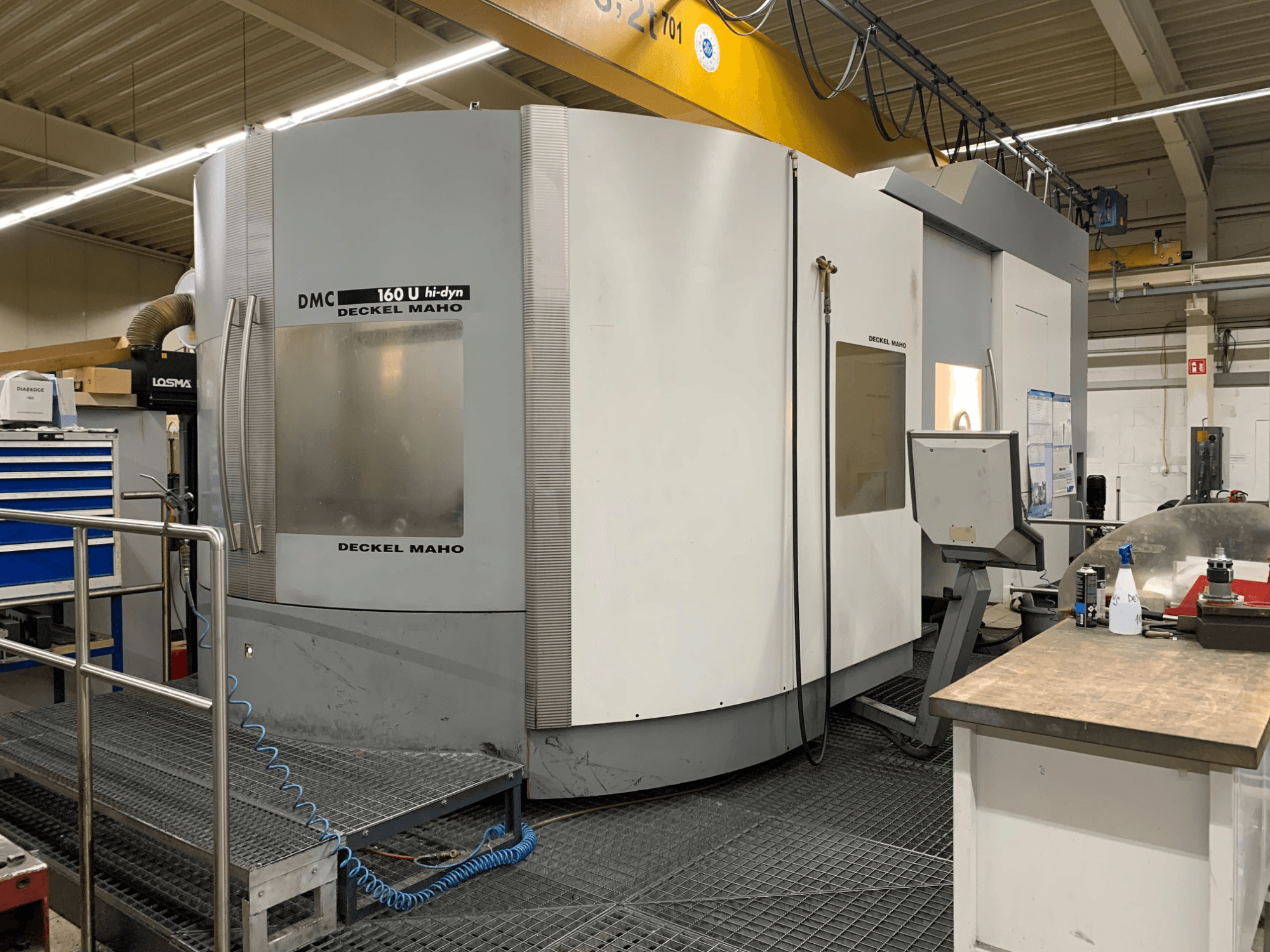 Універсальний обробний центр DECKEL MAHO DMC 160 U Hi-Dyn, вид спереду, на якому видно панель управління та великогабаритну круглу конструкцію.