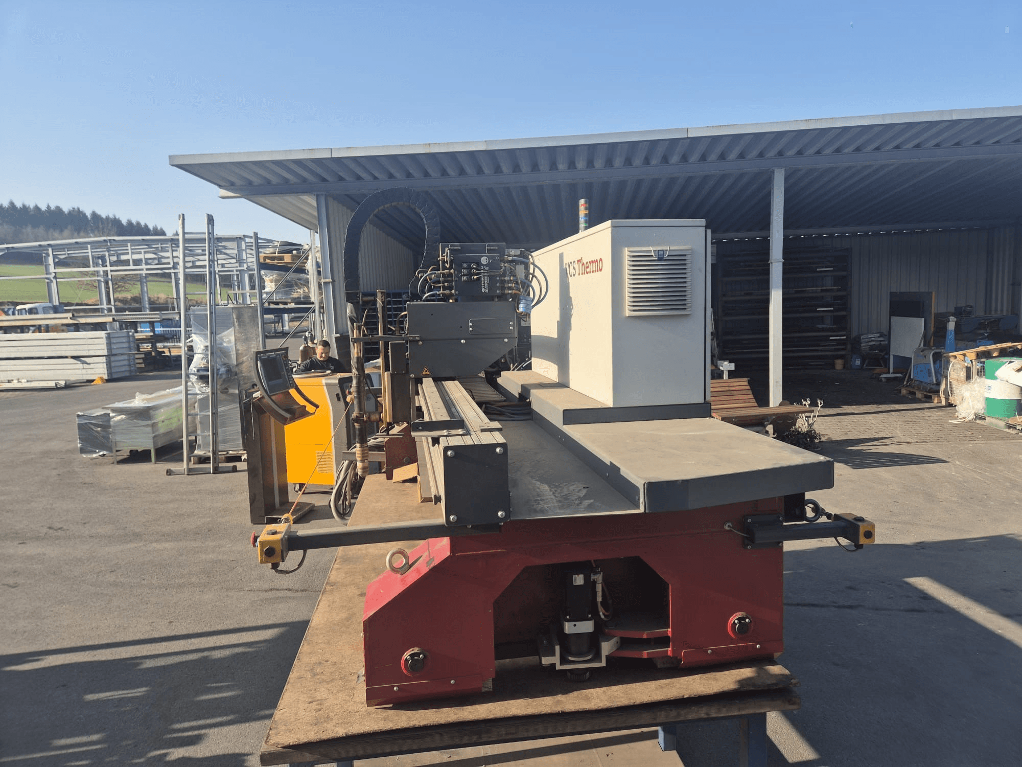 Вид спереду машини для термоплазмового різання VOORTMAN VACAM VCS Thermo на робочій поверхні, демонструючи панель керування та зону різання.