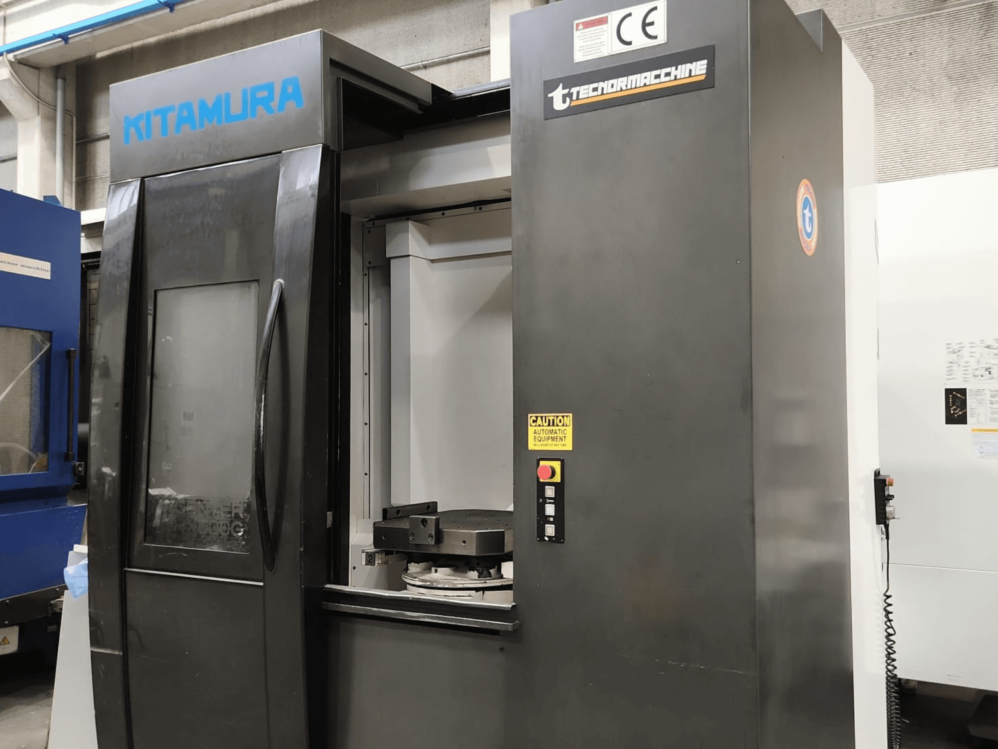 Горизонтальний обробний центр Kitamura Mycenter HX500iG, вид спереду, на якому видно панель управління та робочу зону.