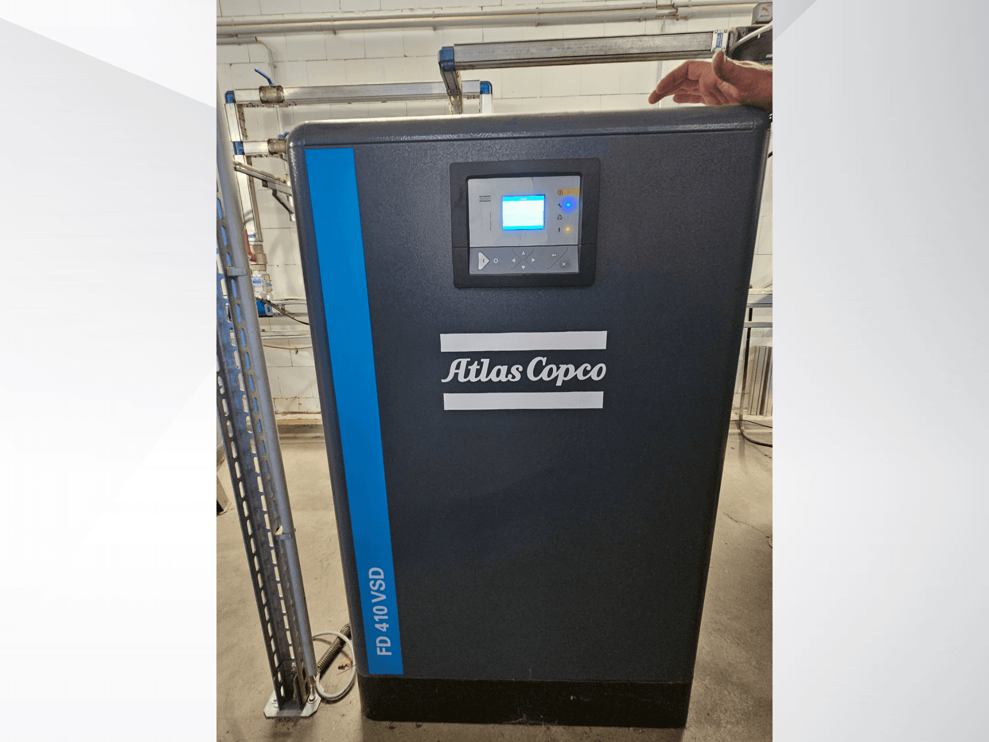 Повітряний компресор Atlas Copco GA 110 VSD+ спереду, з цифровим дисплеєм і синіми акцентами для легкої ідентифікації.