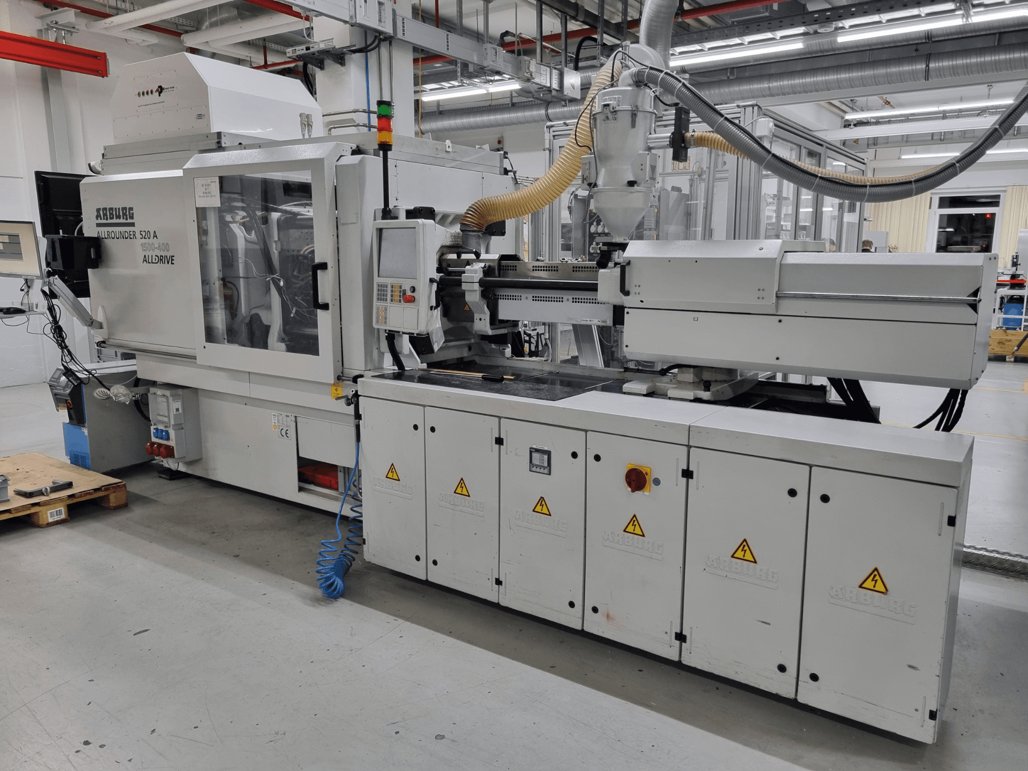 Термопластавтомат Arburg Allrounder 520 A, вид збоку, демонструє панель керування та елементи безпеки.