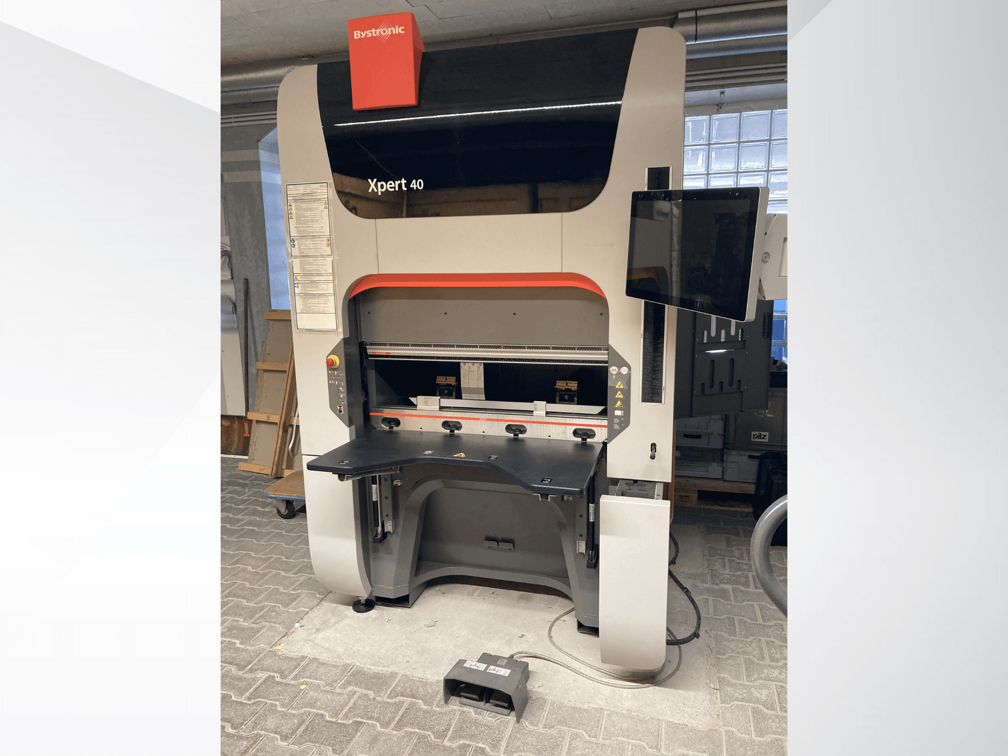 Bystronic Xpert 40/1030 - вид спереду, демонструє панель керування, робочу поверхню та приєднаний монітор.