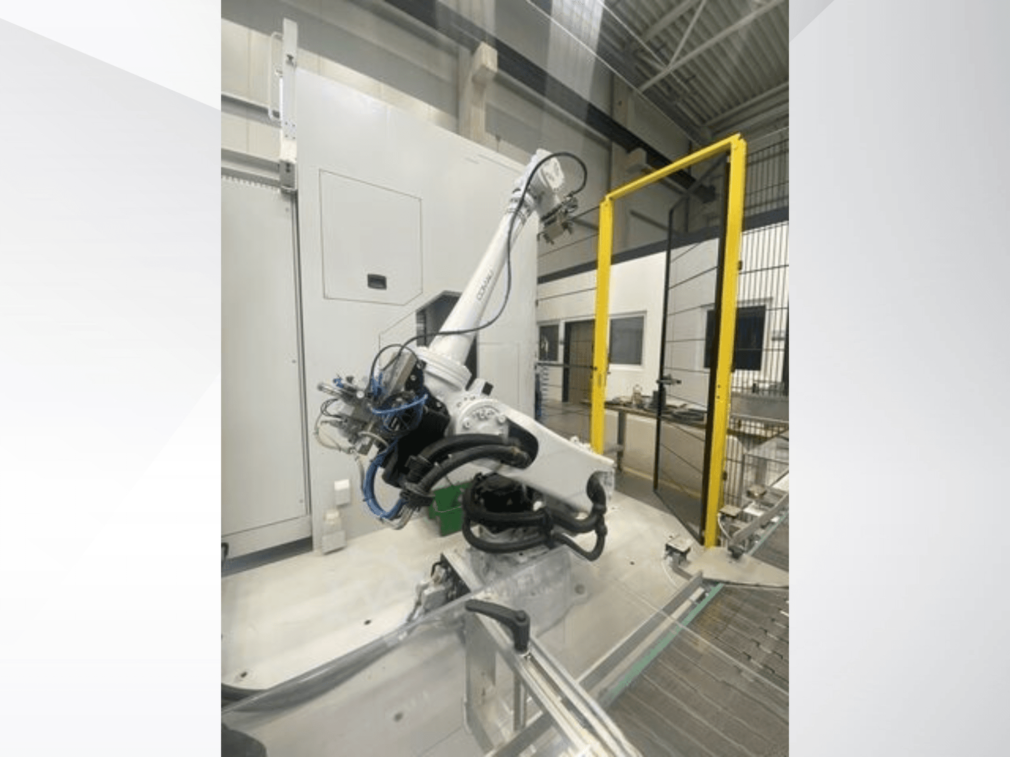 Роботизований маніпулятор COMAU Smart NJ 40-2.5 у вигляді збоку, з кабелями та жовтим захисним екраном у заводському виконанні.