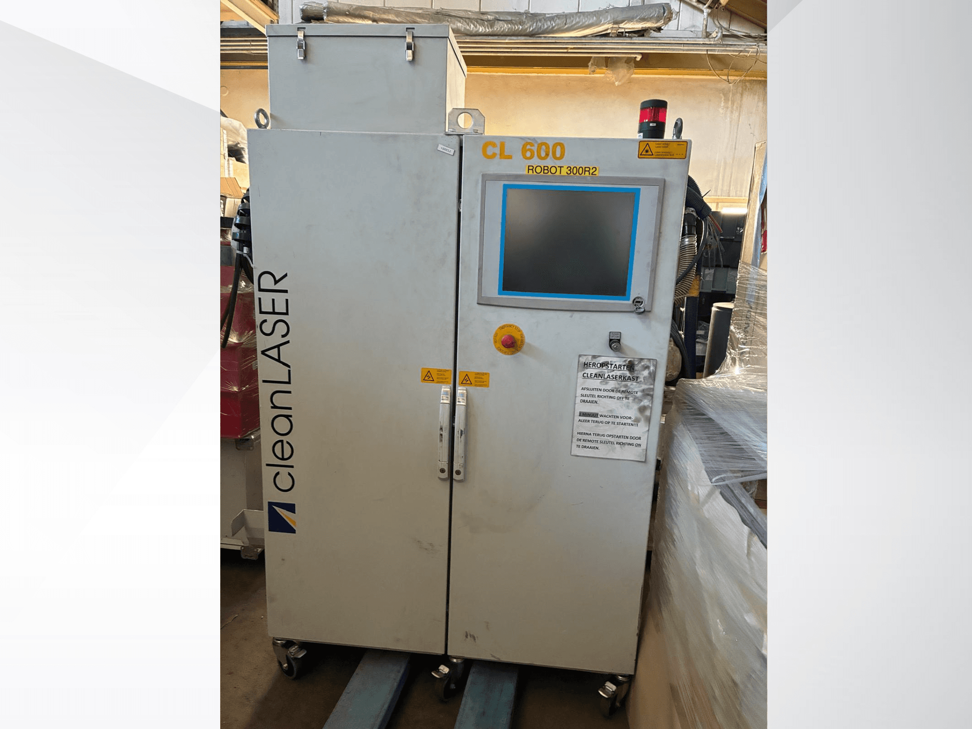 Система автоматизації CLEAN LASER CL 600 у фронтальному вигляді з РК-дисплеєм, попереджувальними наклейками та кнопками керування на дверцятах.