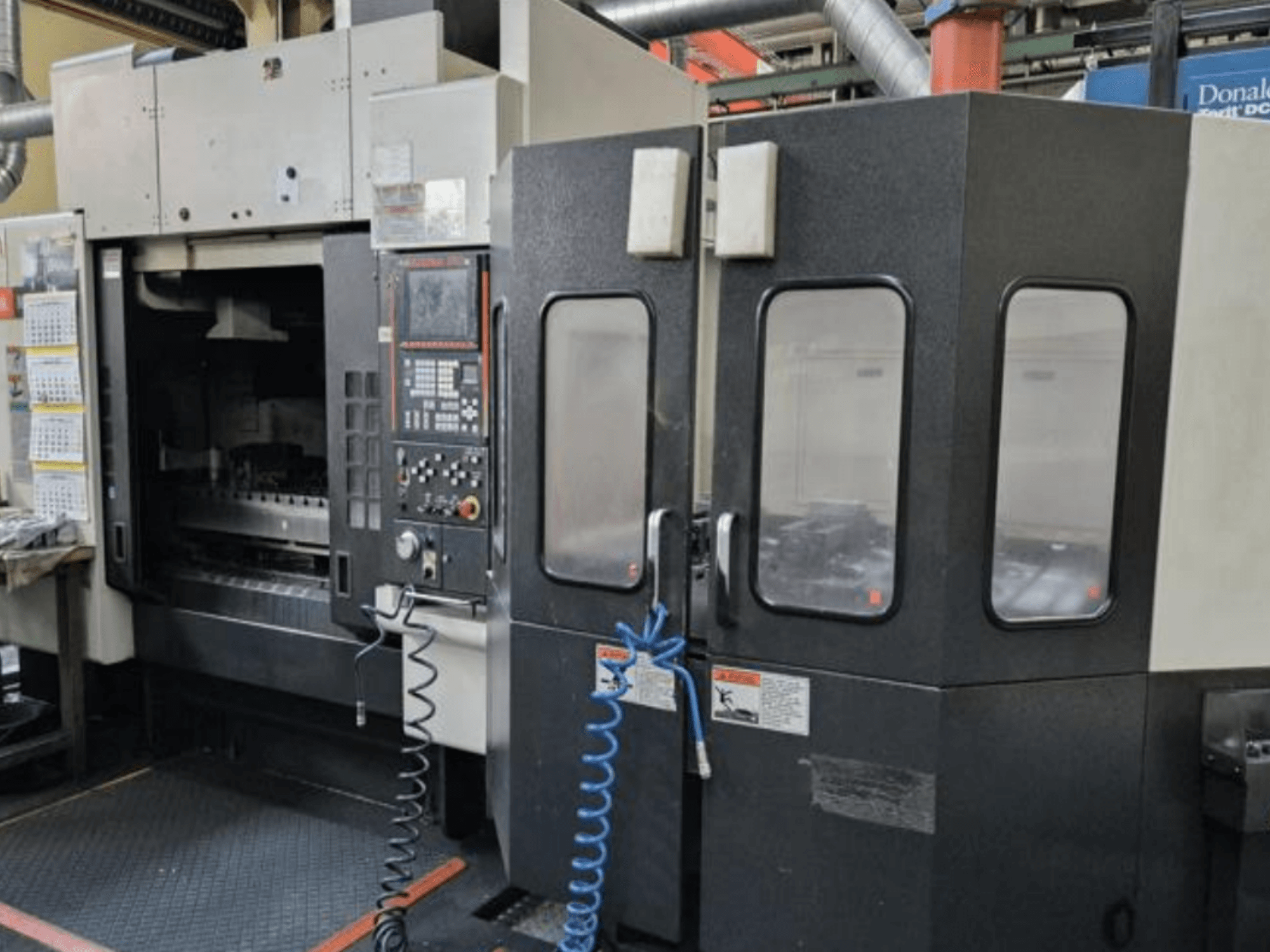 Вертикальний обробний центр Mazak V515/40N у вигляді спереду, з панеллю керування та закритою робочою зоною.