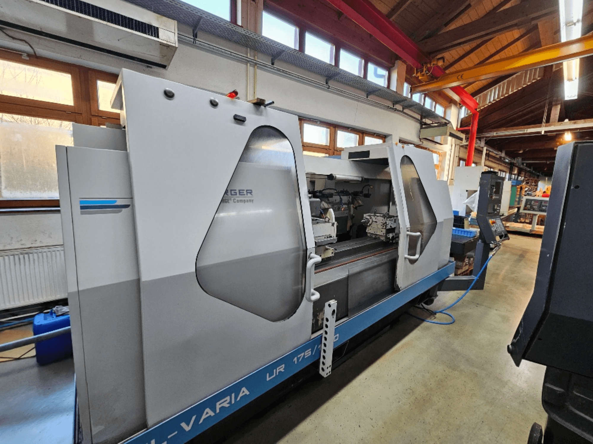 Верстат з ЧПК від Burg, модель UR 175/300, вид збоку. Має елегантний дизайн з видимими елементами керування та робочою зоною.