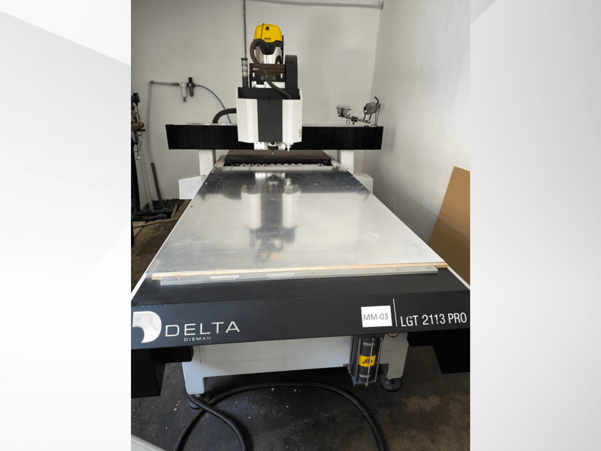 Портальний фрезерний верстат Delta LGT2113 PRO, вид спереду, на якому видно алюмінієву поверхню та деталі панелі керування.