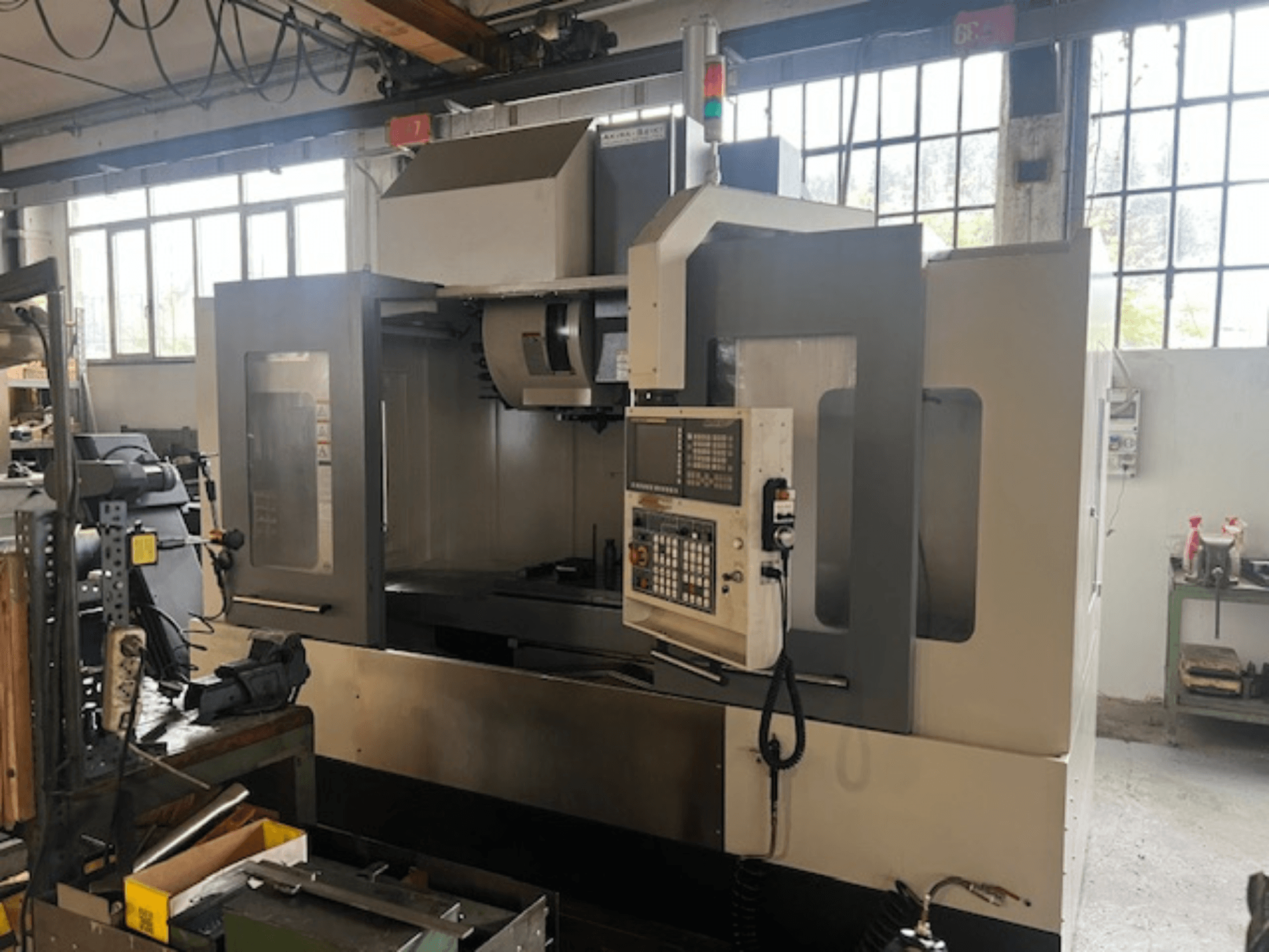 Високотехнологічний фрезерний верстат з ЧПУ, вид спереду, з цифровим управлінням, основними індикаторами безпеки і компактним дизайном.