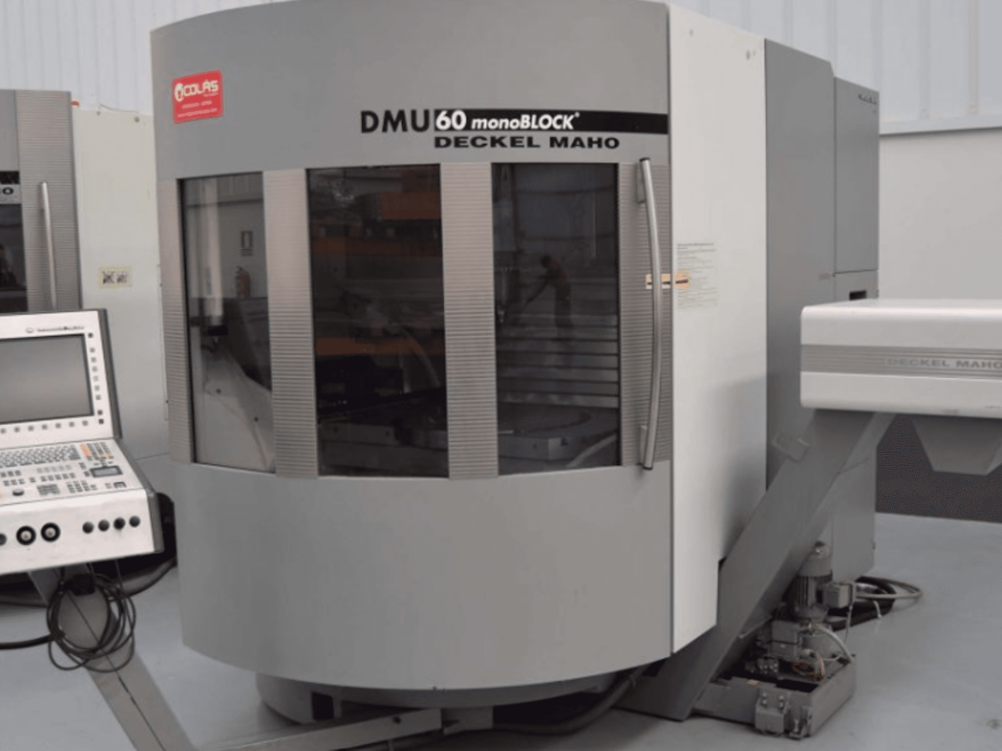 Вертикальний обробний центр DMG DMU60 «Моноблок», зображений у фронтальному ракурсі, з панеллю керування, що видно зліва.