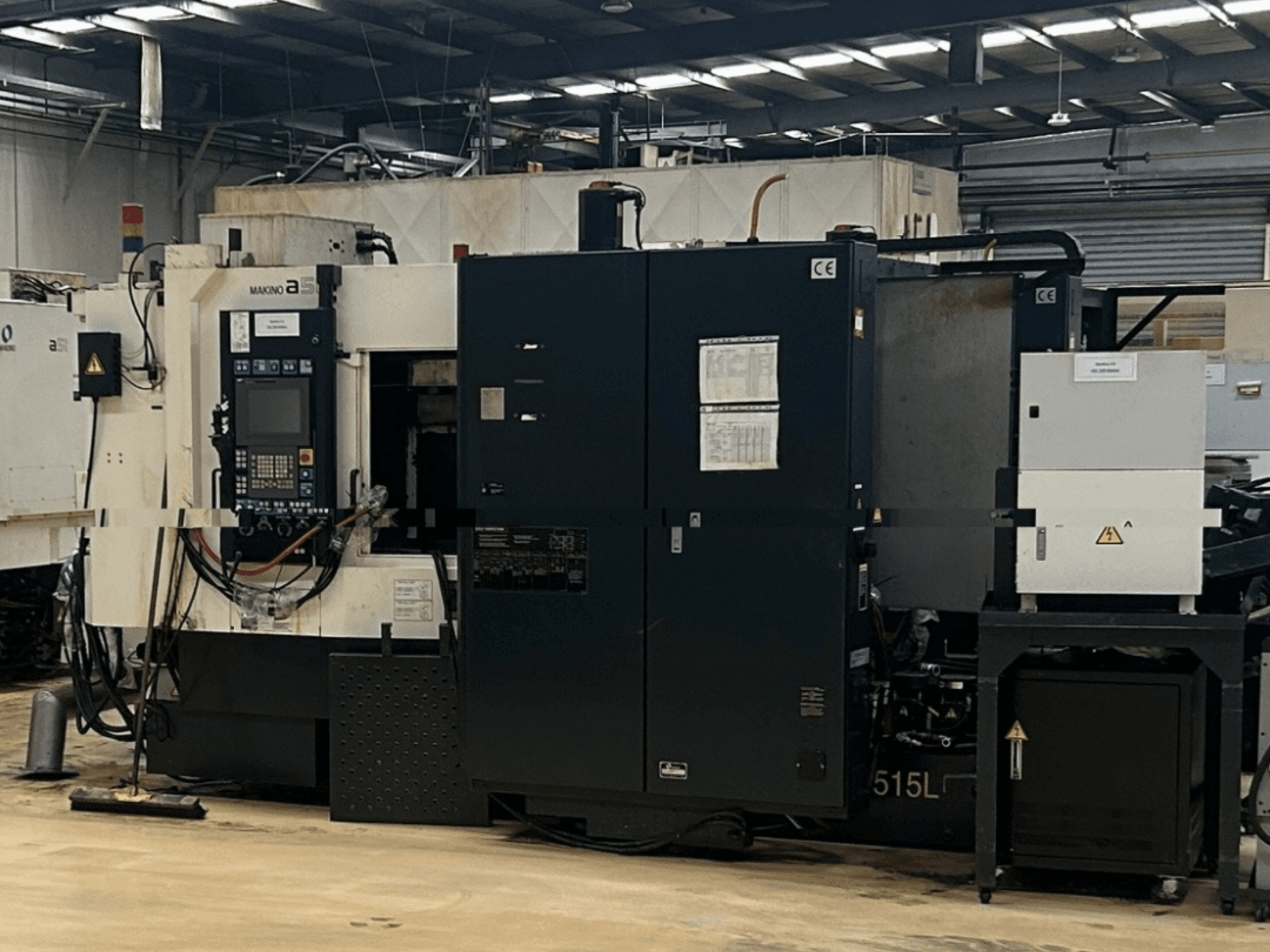 Горизонтальний обробний центр Makino A51-5XR, вид спереду, на якому видно панель керування, блок живлення та компоненти верстата.