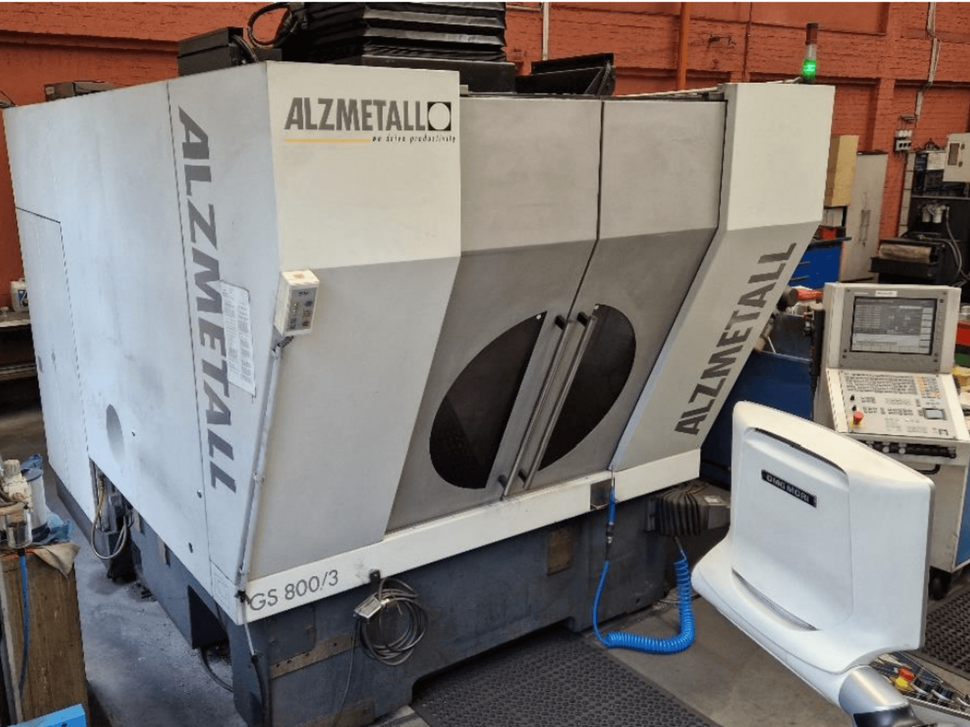Вертикальний обробний центр Alzmetall GS 800/3, вид спереду, на якому видно корпус верстата та панель управління.