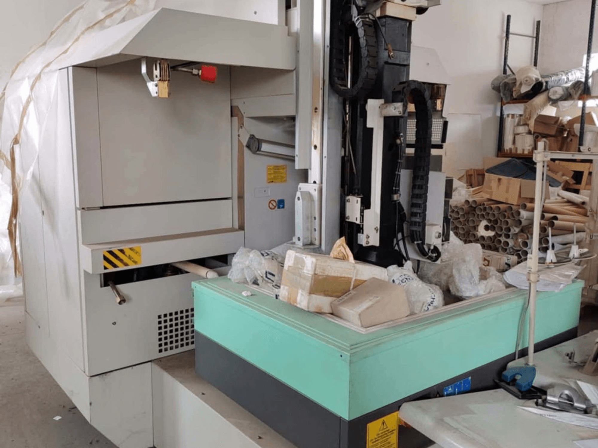 Електродвигунний верстат AGIE AGIETRON INTEGRAL 2, вид спереду, з панеллю керування, робочим столом і прилеглими до нього предметами.