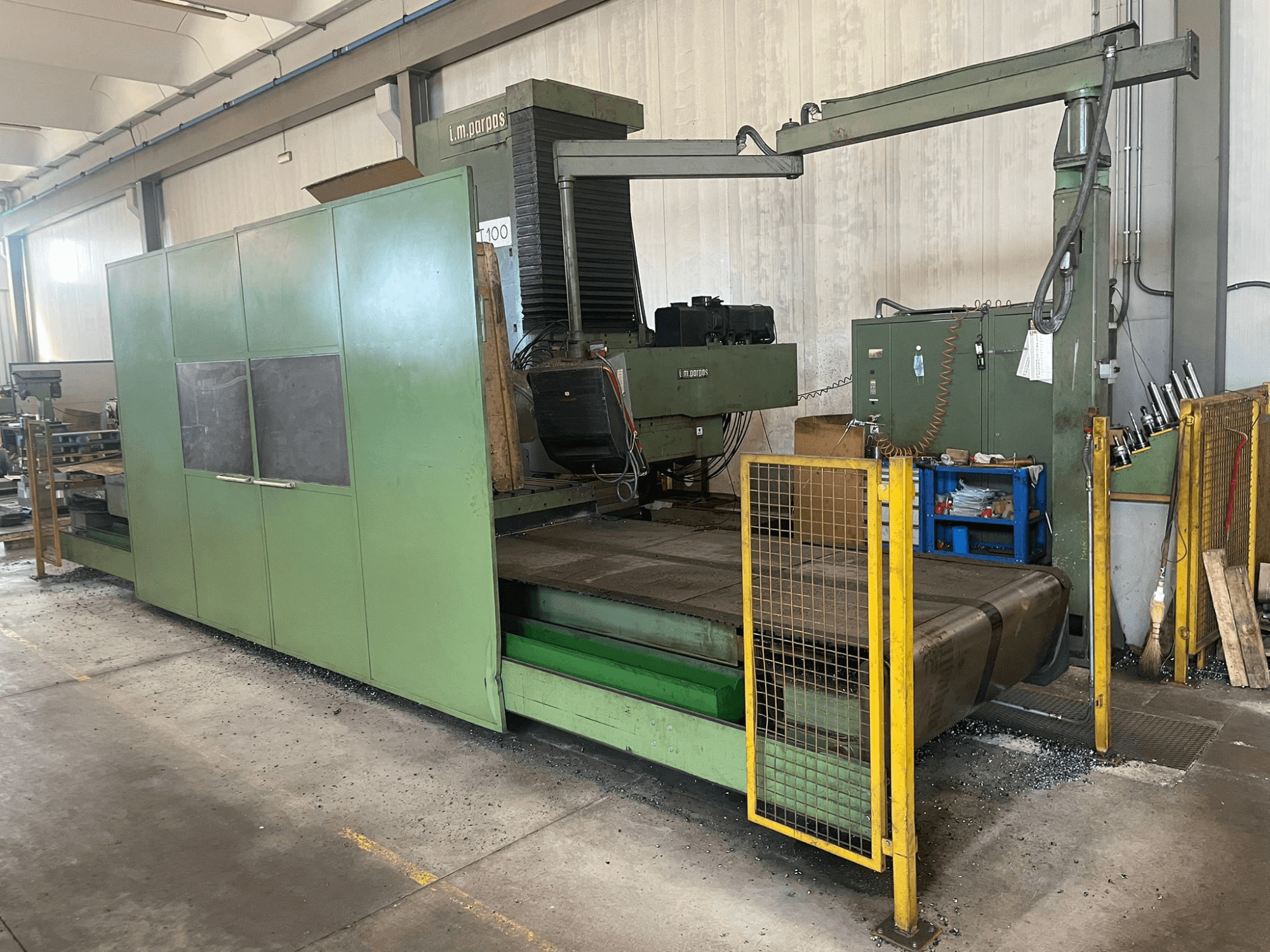 Великий промисловий фрезерний верстат зеленого кольору з захисними огородженнями, вид спереду, з маркуванням моделі "l.m. parpas" і видимими елементами керування.