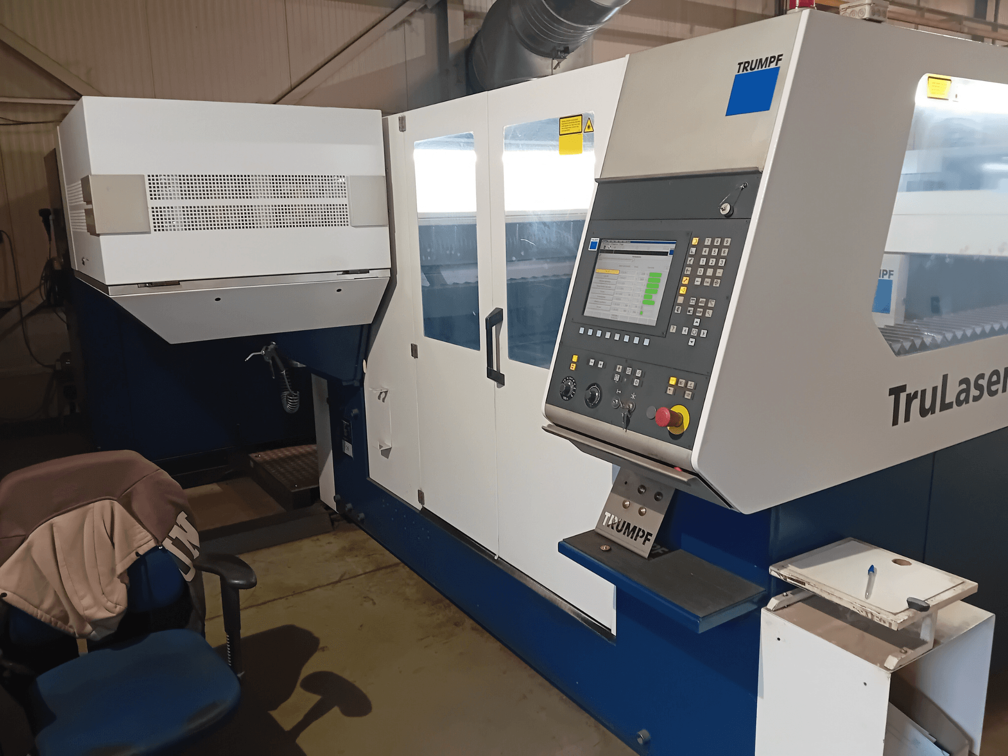 Машина для лазерного різання CO2 TRUMPF TruLaser 3030, вид спереду, з панеллю керування та станцією оператора.