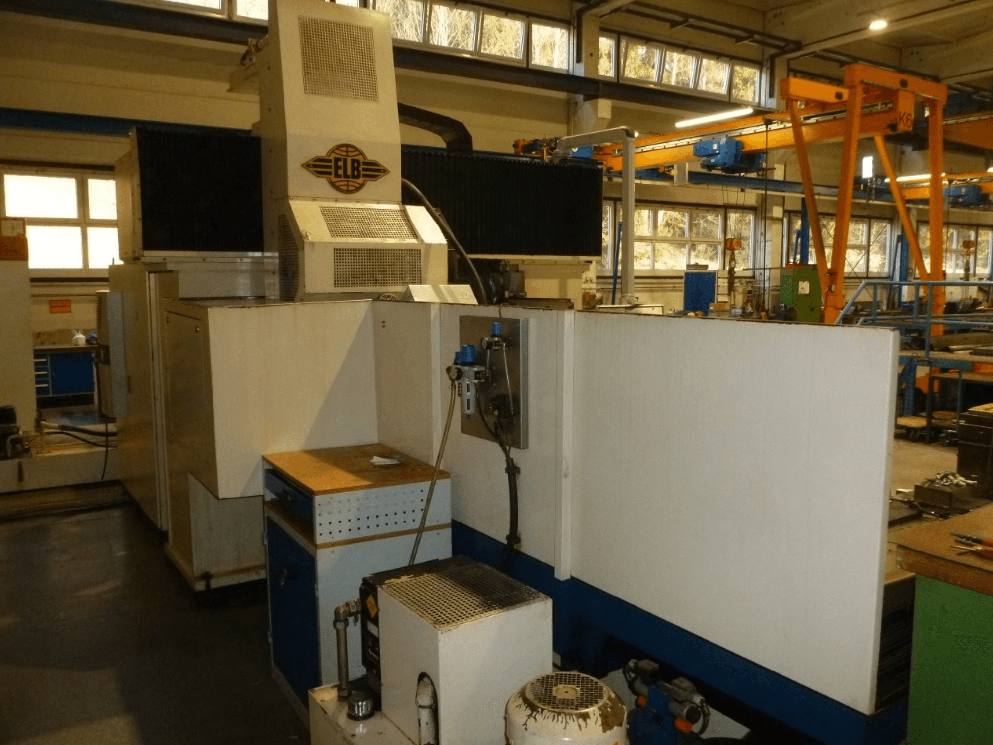 Плоскошліфувальна машина ELB SWP 225/125 SPS, вид спереду з панеллю керування та особливостями експлуатації.