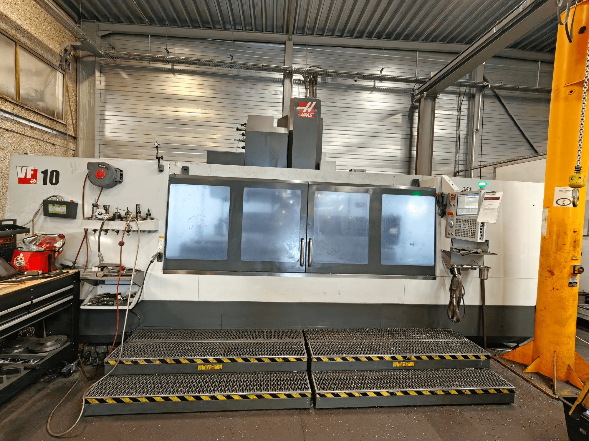 Вертикальний обробний центр HAAS VF-10/50, вид спереду, з панеллю управління та великими оглядовими вікнами.