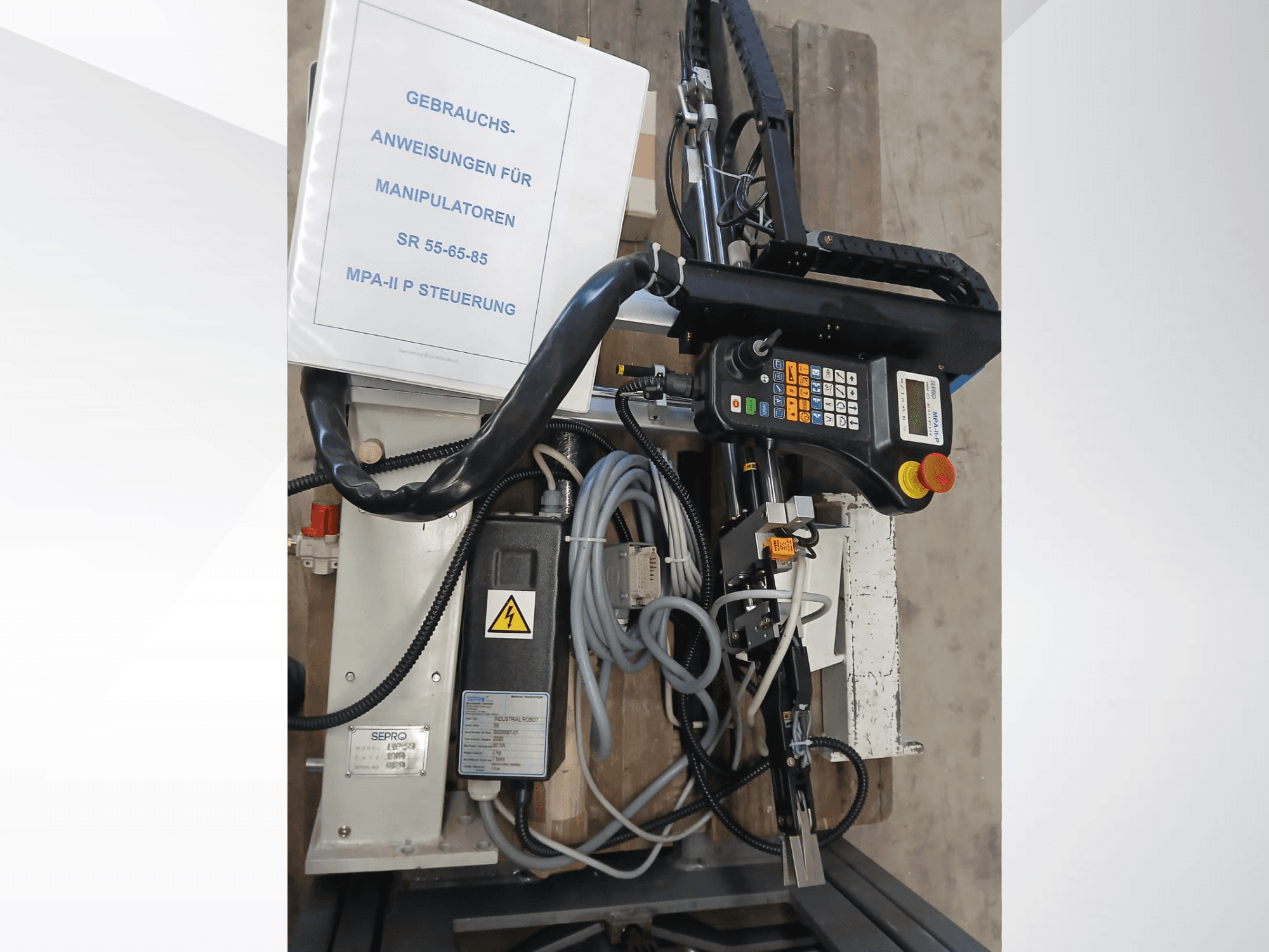 Панель керування портальним роботом Sepro PIP-55 і компоненти, вид збоку, з інструкцією користувача.