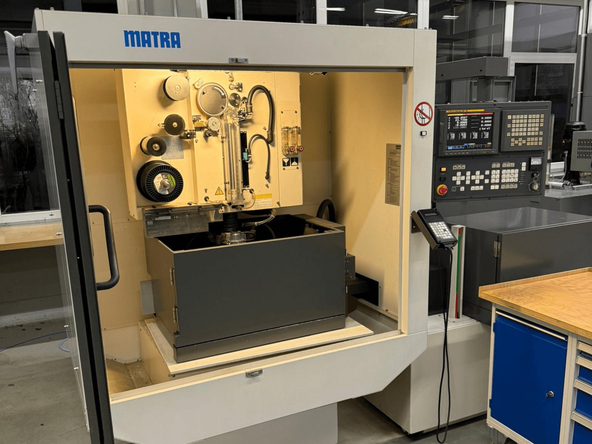 Машина MATRA спереду, з панеллю керування, обертовими частинами та великим відсіком для зберігання.