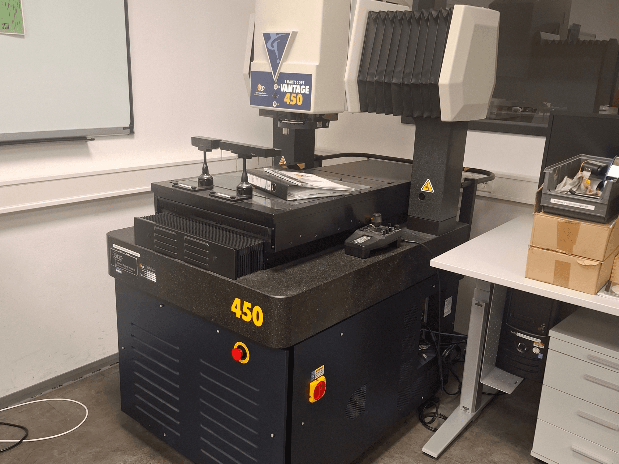 Оптичний вимірювальний прилад OGP SmartScope Vantage 450 в лабораторних умовах, вигляд спереду з чорно-сірим покриттям.