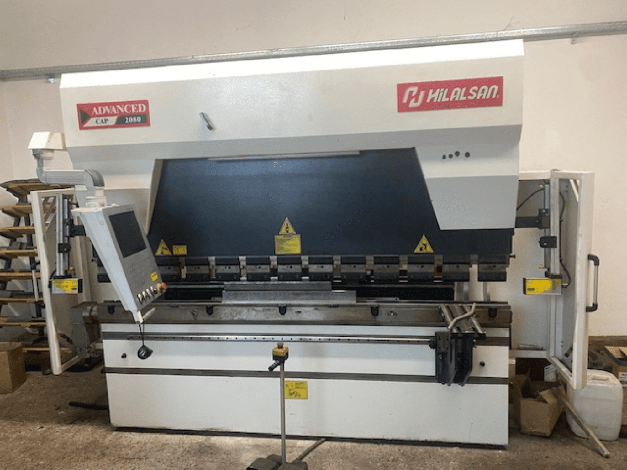 Удосконалений листозгинальний прес Hilalsan CAP 2080, вид спереду з панеллю керування та функціями безпеки, промисловий дизайн для згинання металу.