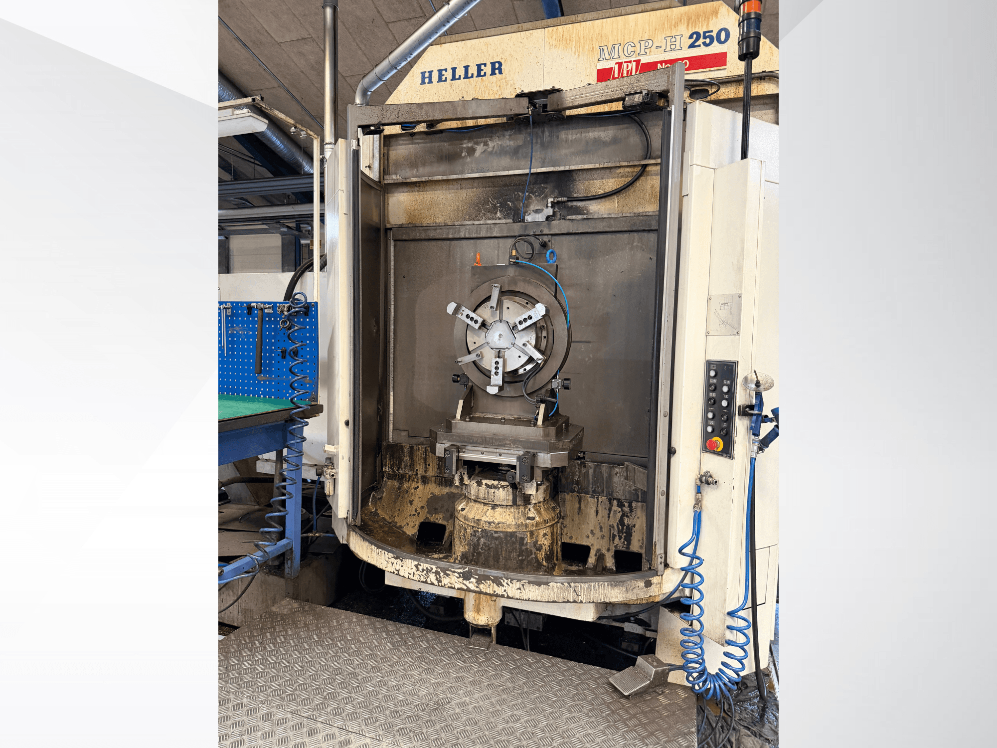 Вид спереду горизонтального обробного центру HELLER MCP 250, з панеллю керування, затискними пристосуваннями та зоною обробки.