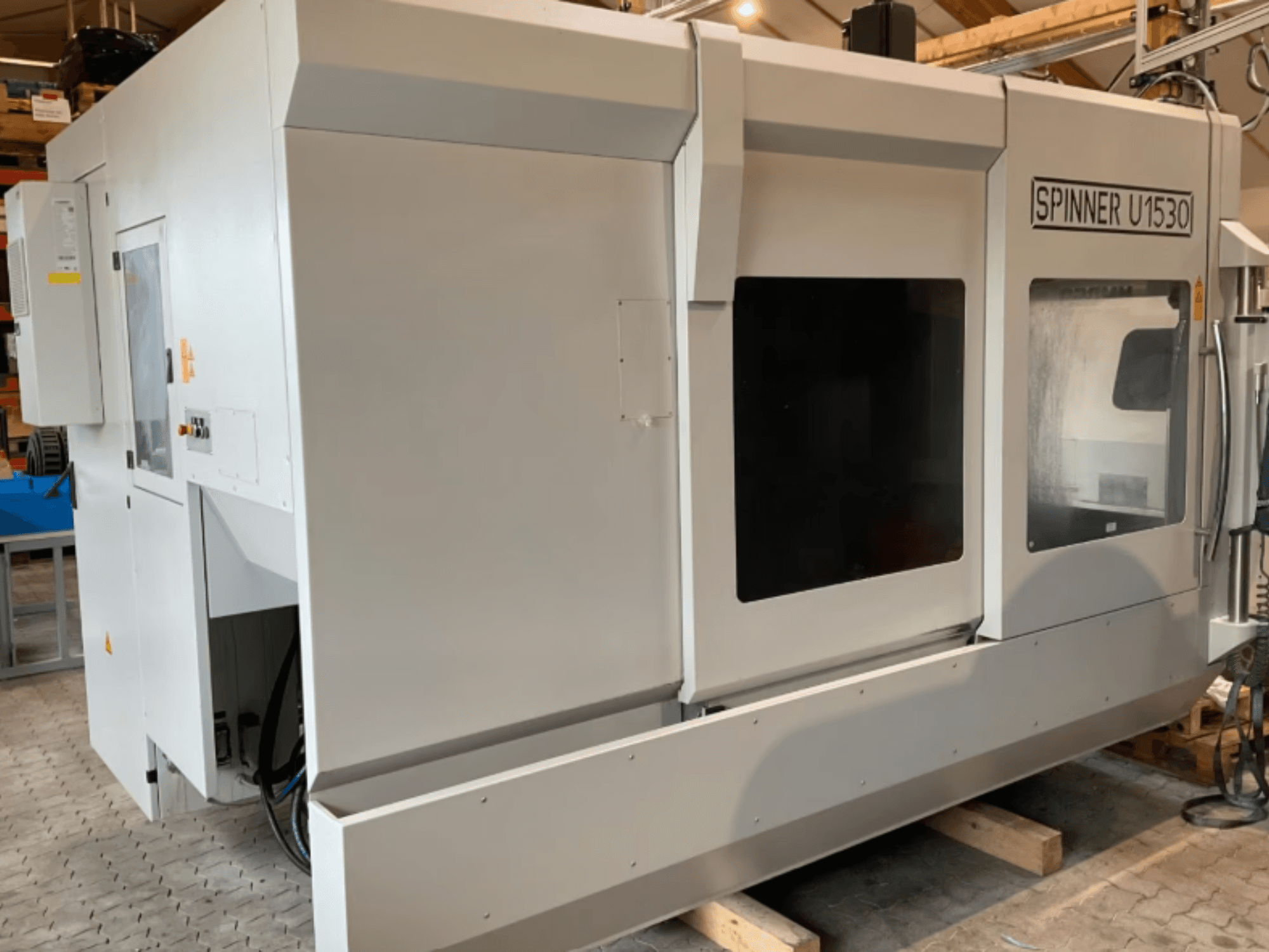 Вертикальний обробний центр SPINNER U5-1530 у боковому ракурсі, що відрізняється великою робочою зоною та панеллю управління.
