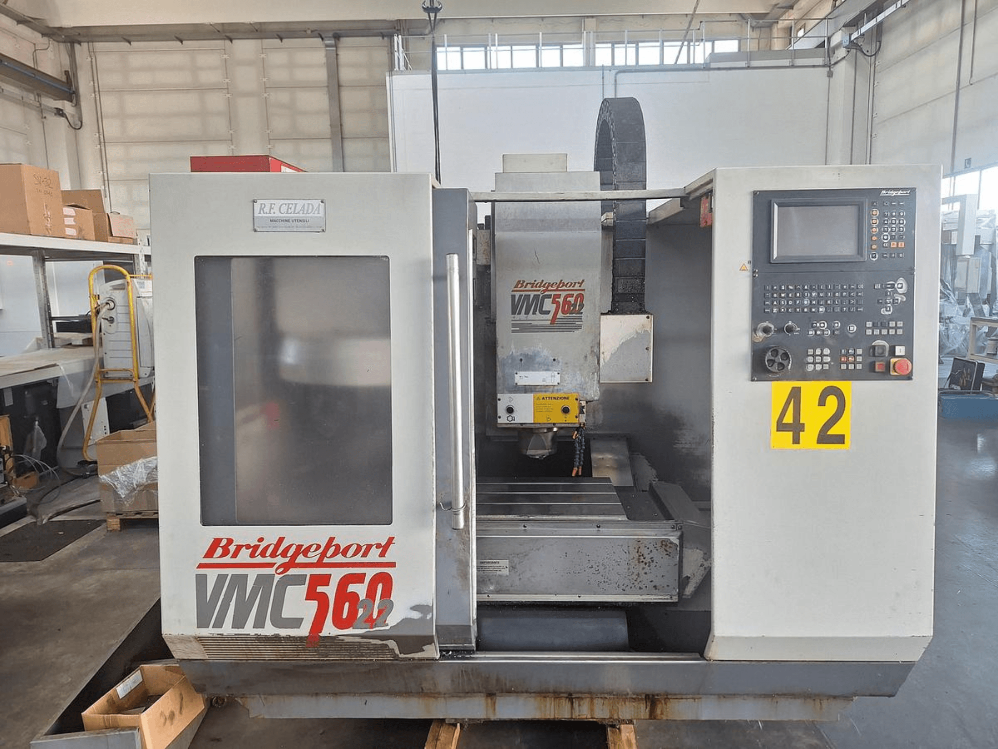 Вертикальний обробний центр Bridgeport VMC 560/22, вид спереду, на якому видно панель управління, тримач інструменту та робочу зону.