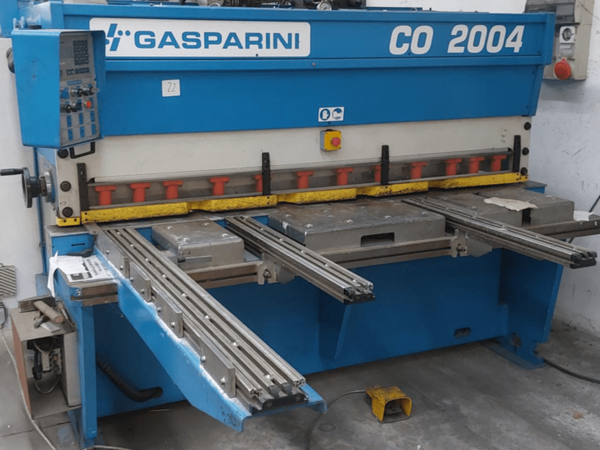Гідравлічний ножичний верстат GASPARINI CO/2004, вид спереду, з панеллю управління та робочими столами для різання металу з направляючими.