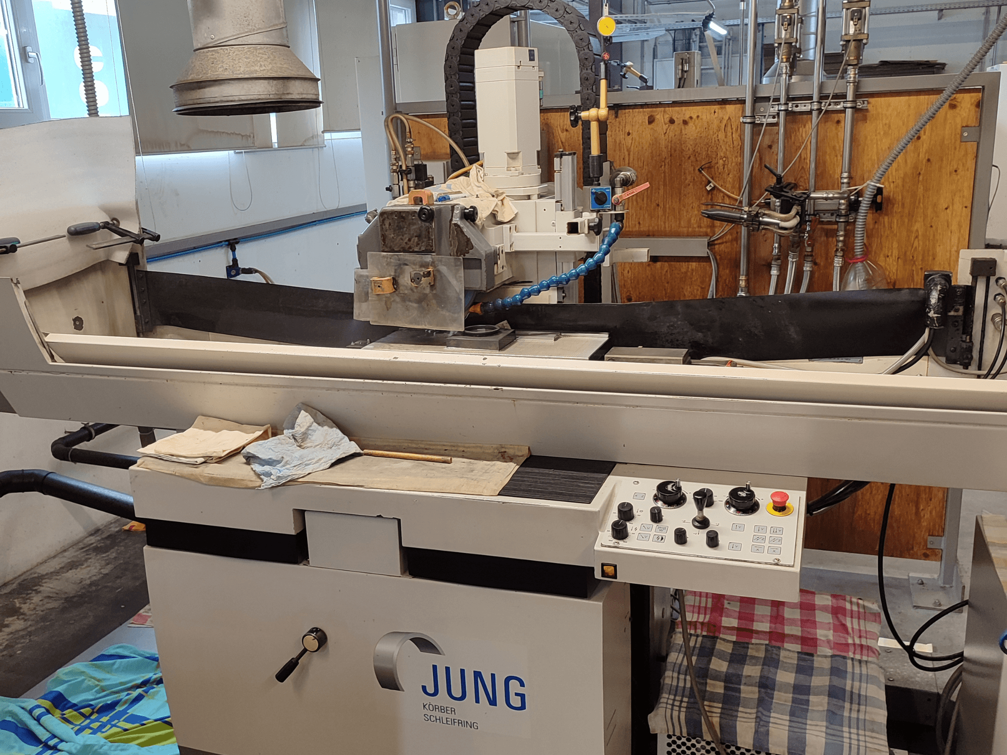 Плоскошліфувальна машина BLOHM JUNG JE 525 P, вид спереду, елементи керування та налаштування шліфувального круга.