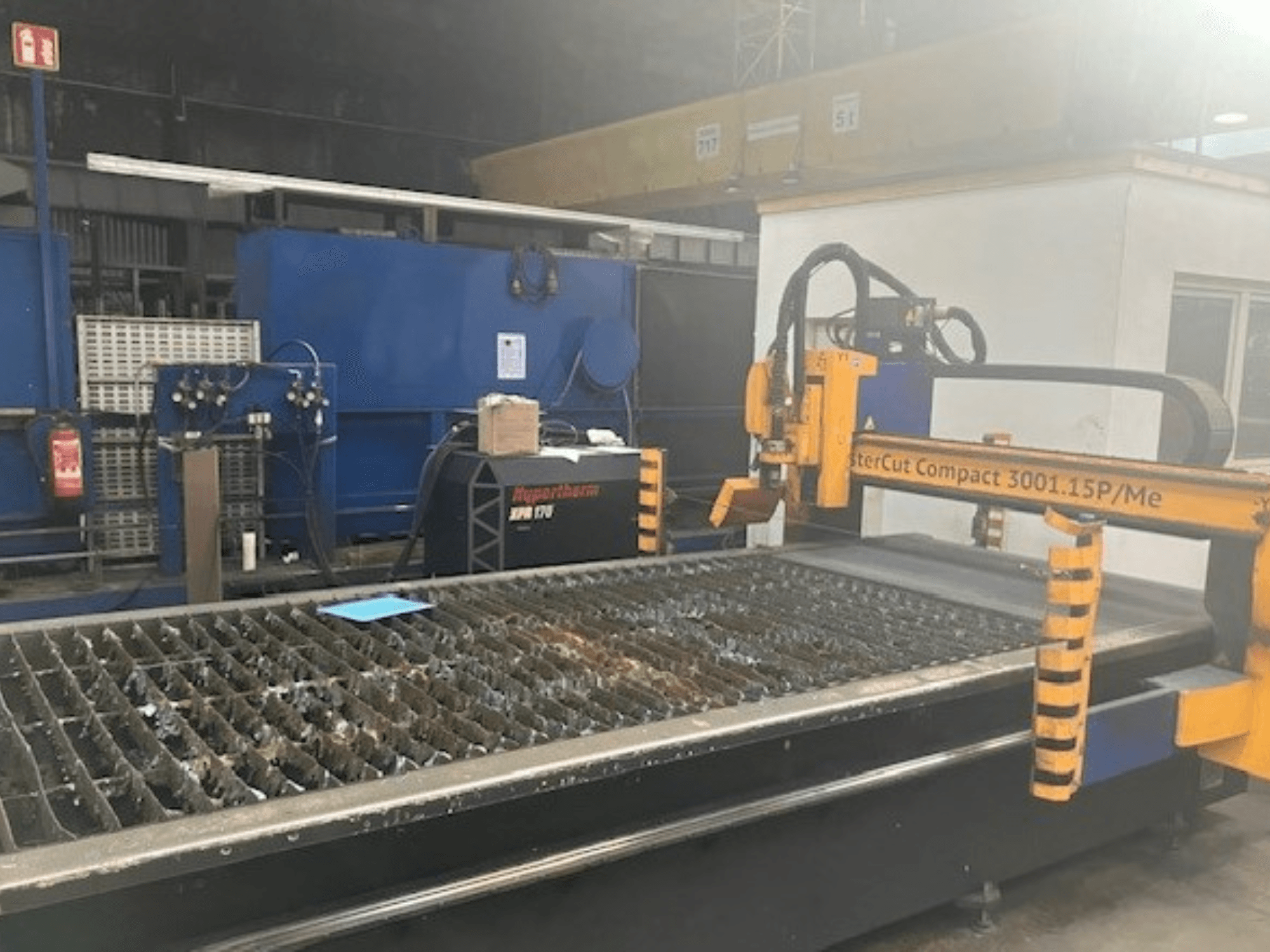 Плазмовий різак Hypertherm MasterCut Compact 3001.15P/Me у вигляді збоку, показано стіл для різання та панель керування.