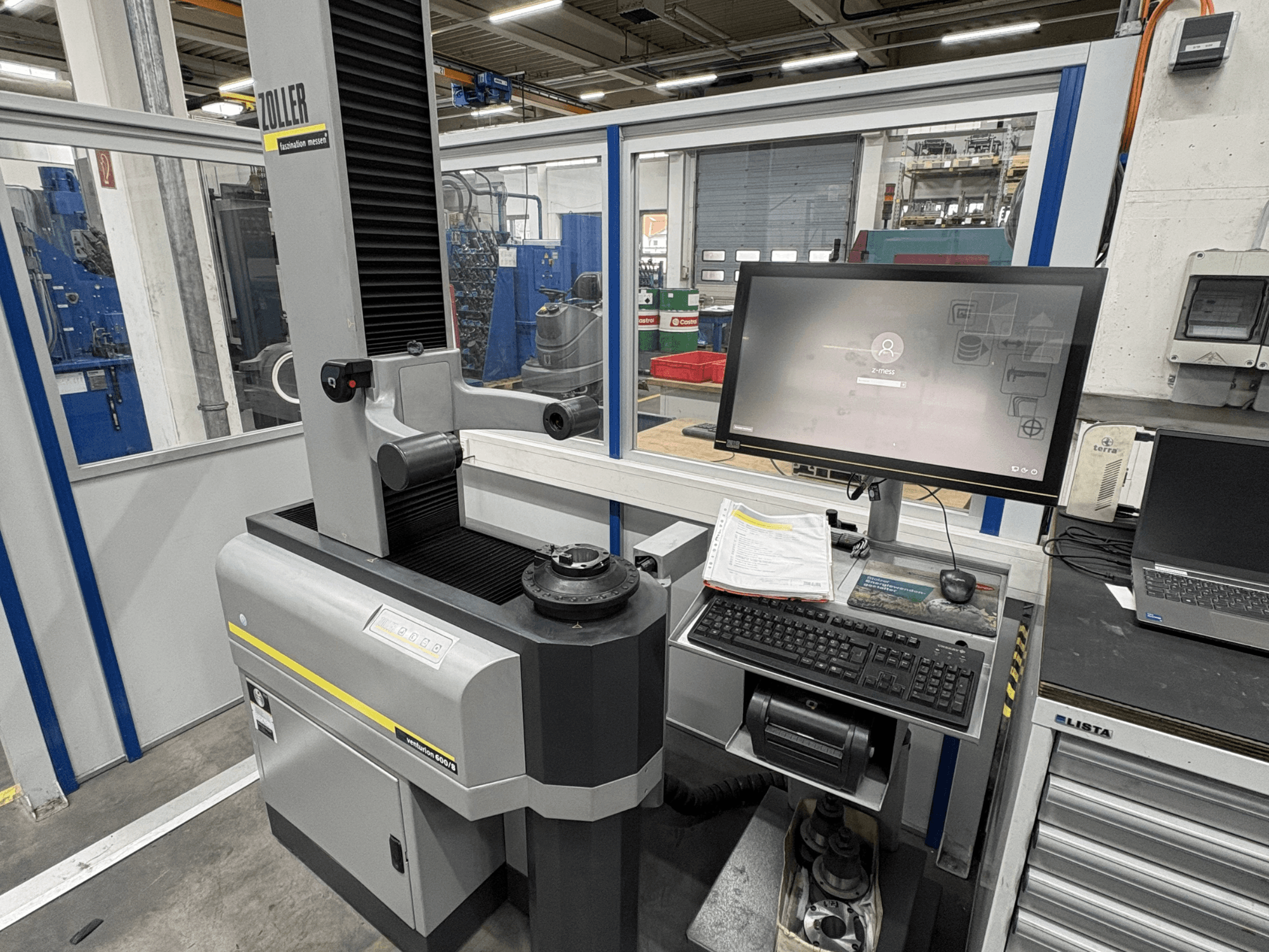 Оптична вимірювальна машина Zoller Venturion 600/8 в майстерні, з монітором, клавіатурою та вимірювальною платформою у вигляді збоку.