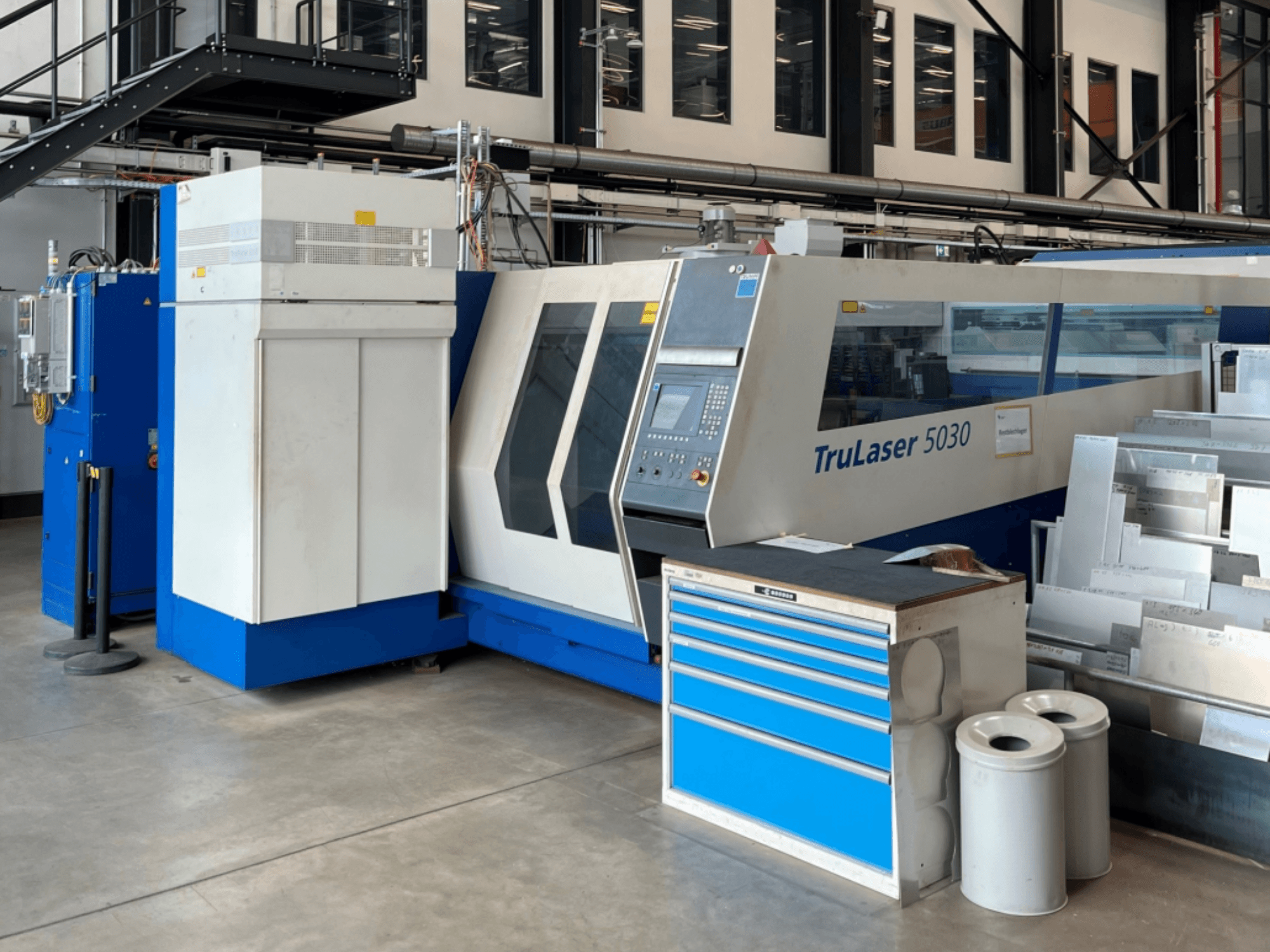 Лазерний різальний верстат TRUMPF TruLaser 5030 з CO₂-лазером у фронтальному ракурсі: на фото зображено панель управління та робочий стіл поруч із металевими листами.
