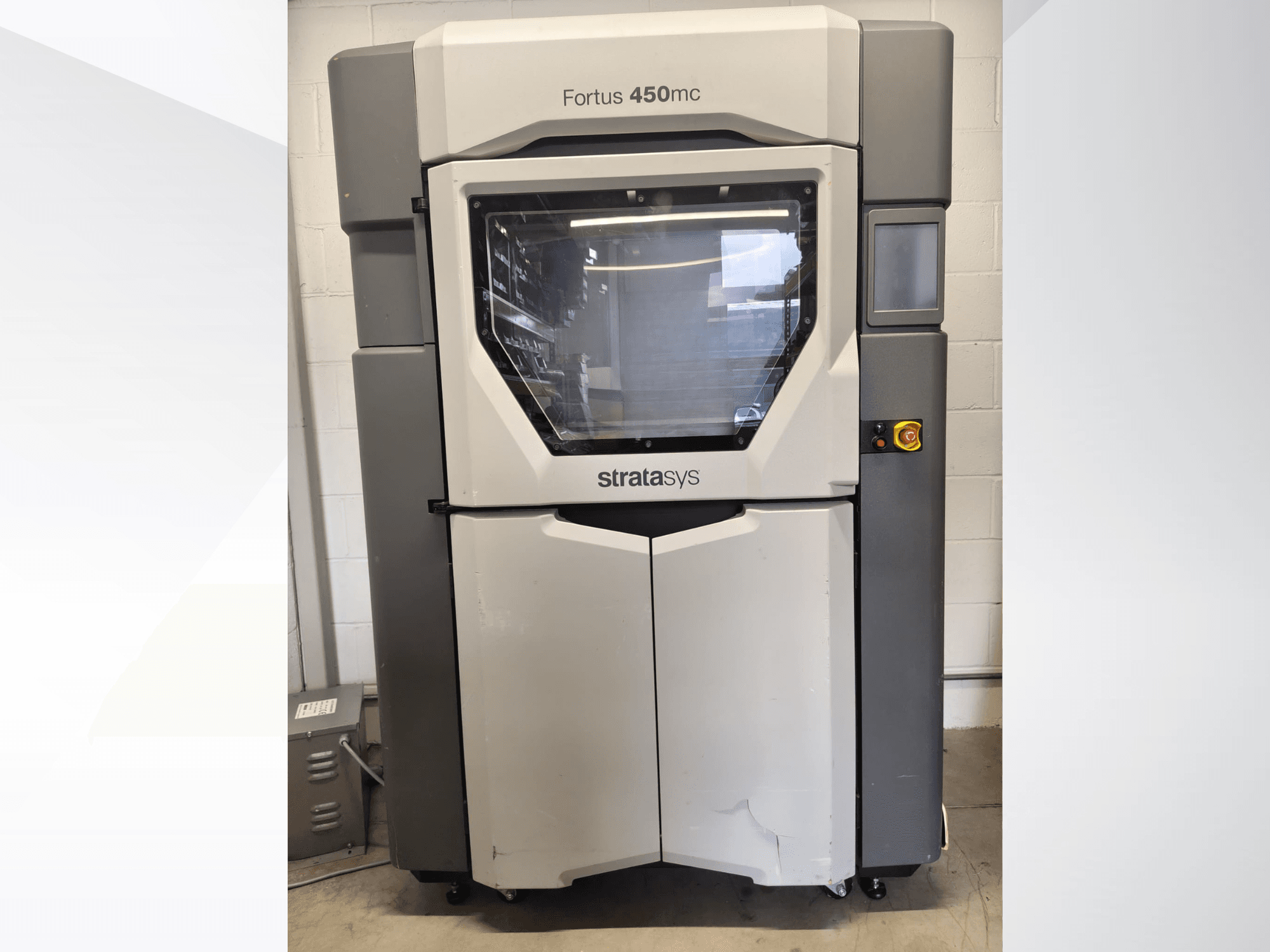 Машина для обробки пластмаси Stratasys Fortus 450mc, вид спереду, з великим оглядовим вікном, панеллю керування та промисловим дизайном.