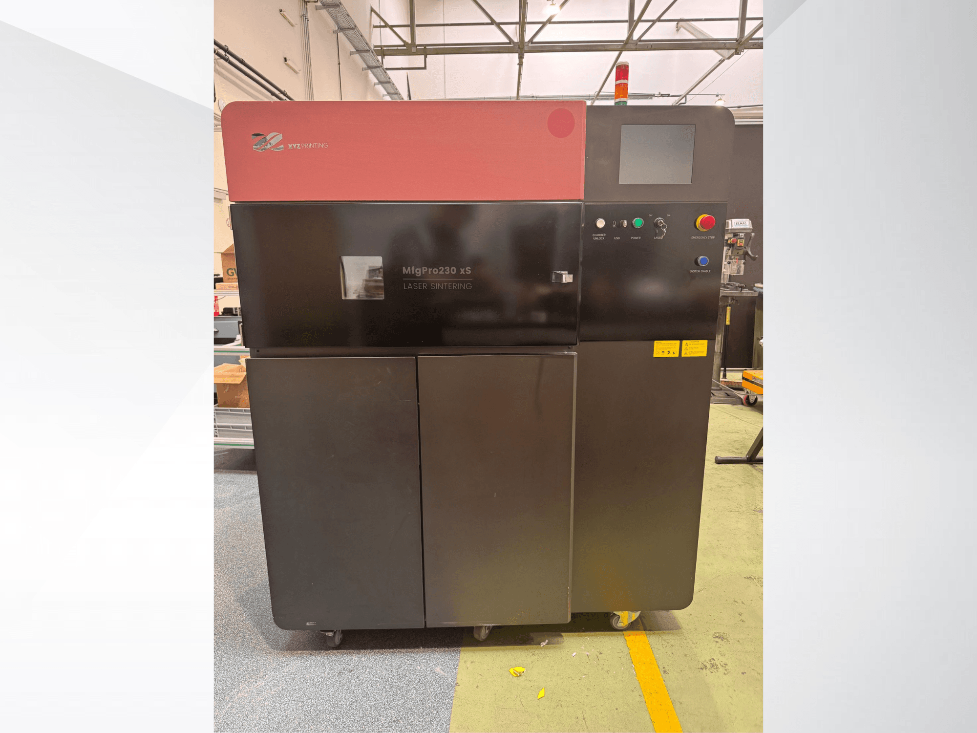 Пластиковий 3D-принтер XYZprinting MfgPro230 xS вид спереду, з панеллю керування та сигнальними лампами.