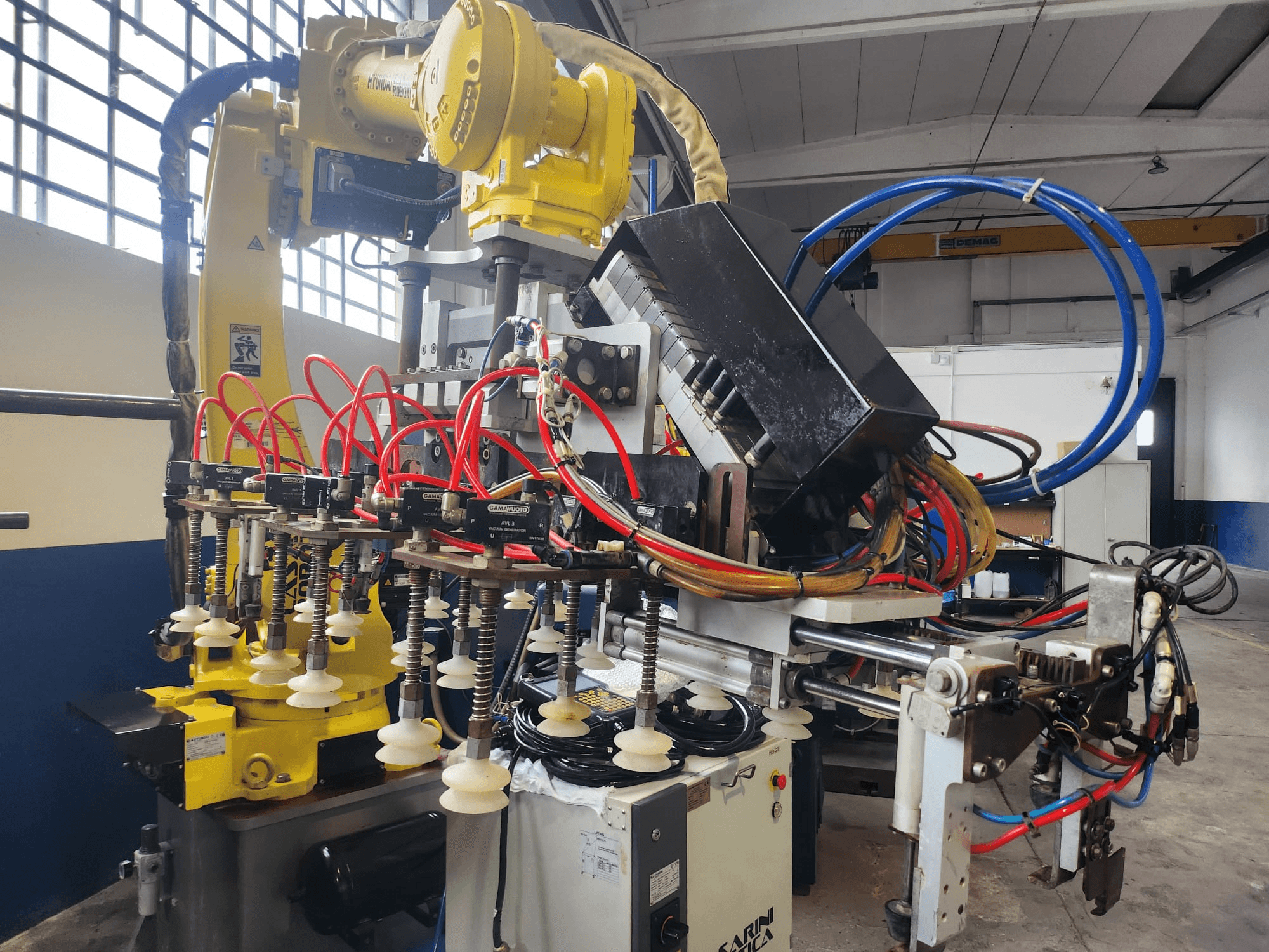 Робот-маніпулятор Hyundai Hi 5a-S спереду, з численними шлангами, компонентами керування та складним розташуванням кабелів.