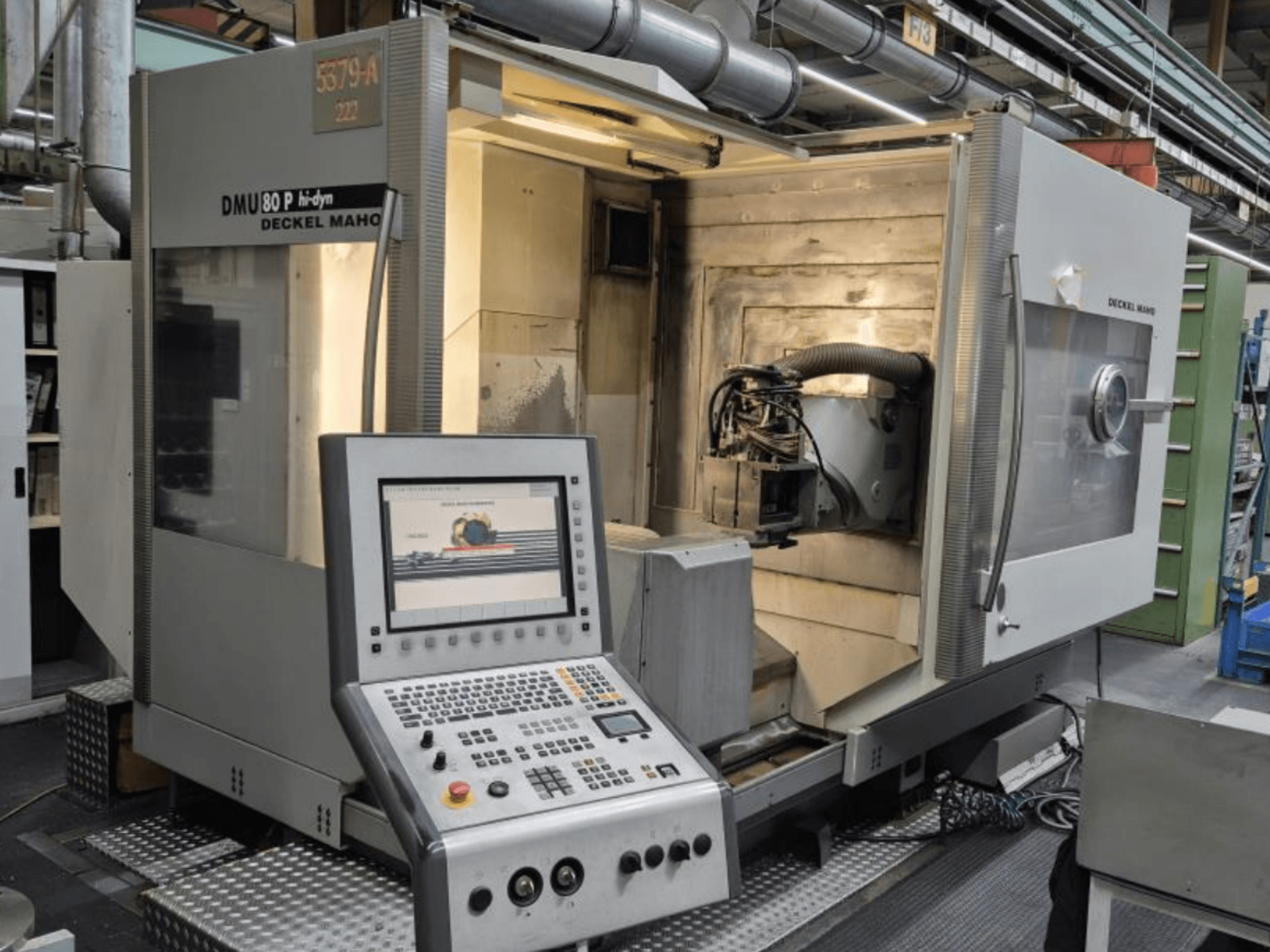 Універсальний обробний центр DECKEL MAHO DMU 80P hi-dyn, вид спереду з панеллю керування та внутрішнім робочим простором.